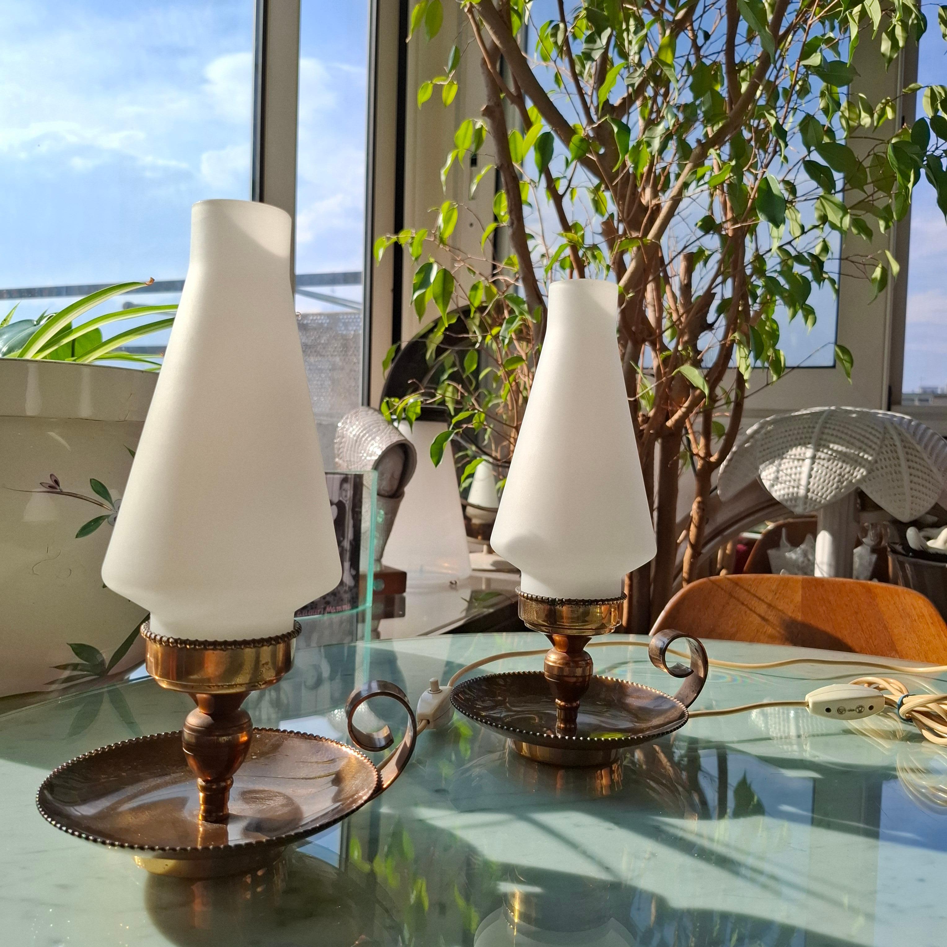 Italiano STILNOVO COPPIA LAMPADE DA TAVOLO FIRMATE OTTONE E VETRO OPALE 1950 ITALIA in vendita