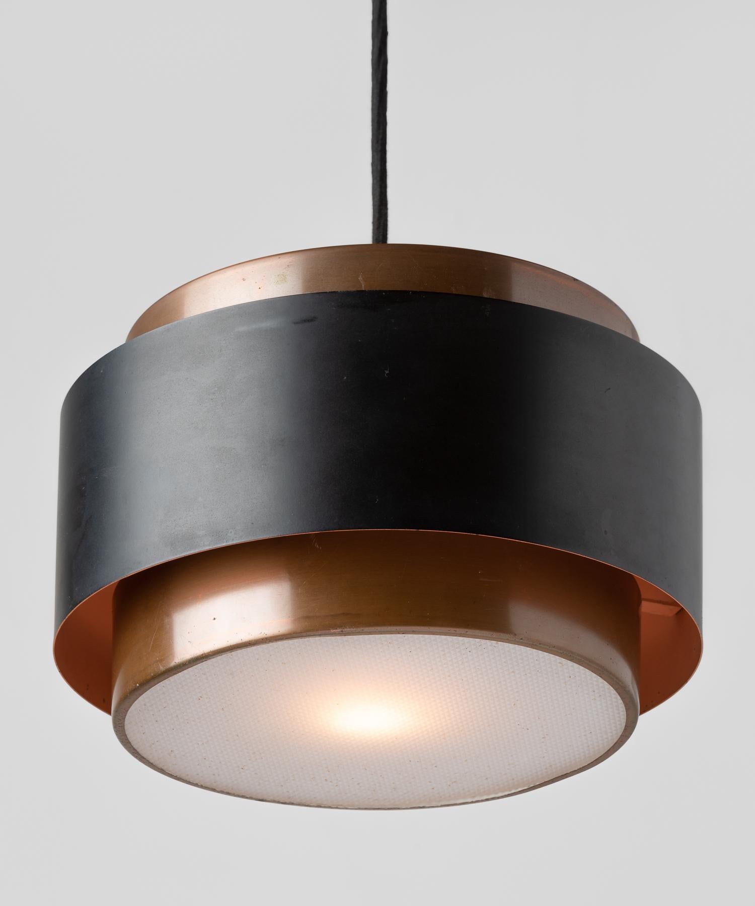 Stilnovo cylinder pendant, Italy, circa 1950

Black enameled metal band, with copper inner light capped with glass diffusers.