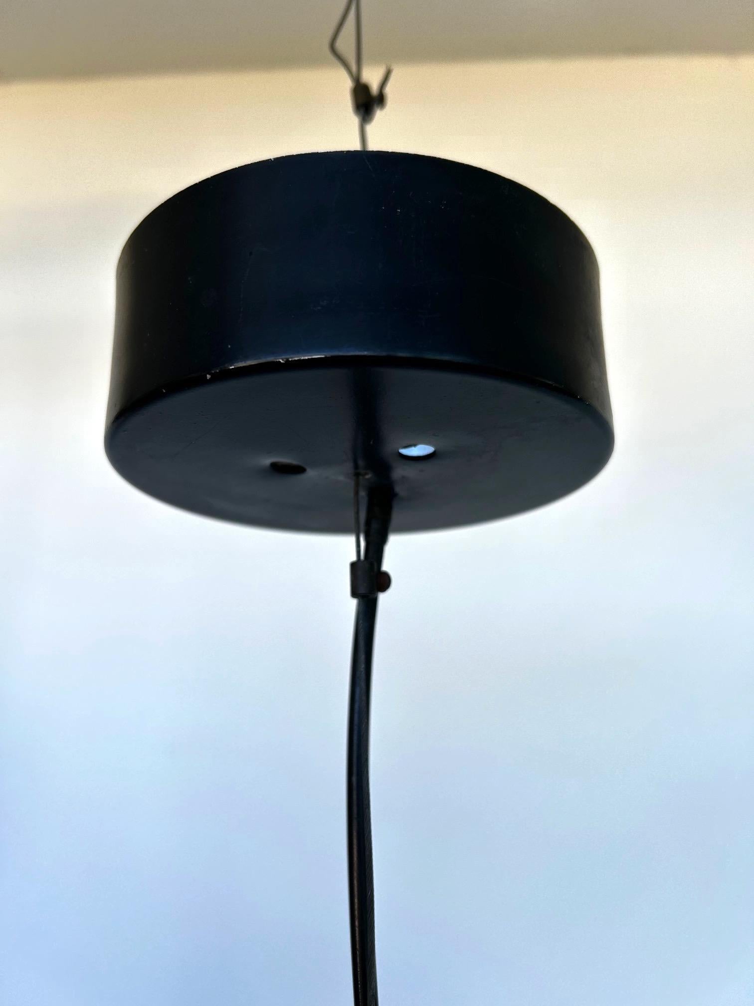 Suspension design Stil-Light en verre opalin et métal datant des années 50 en vente 3