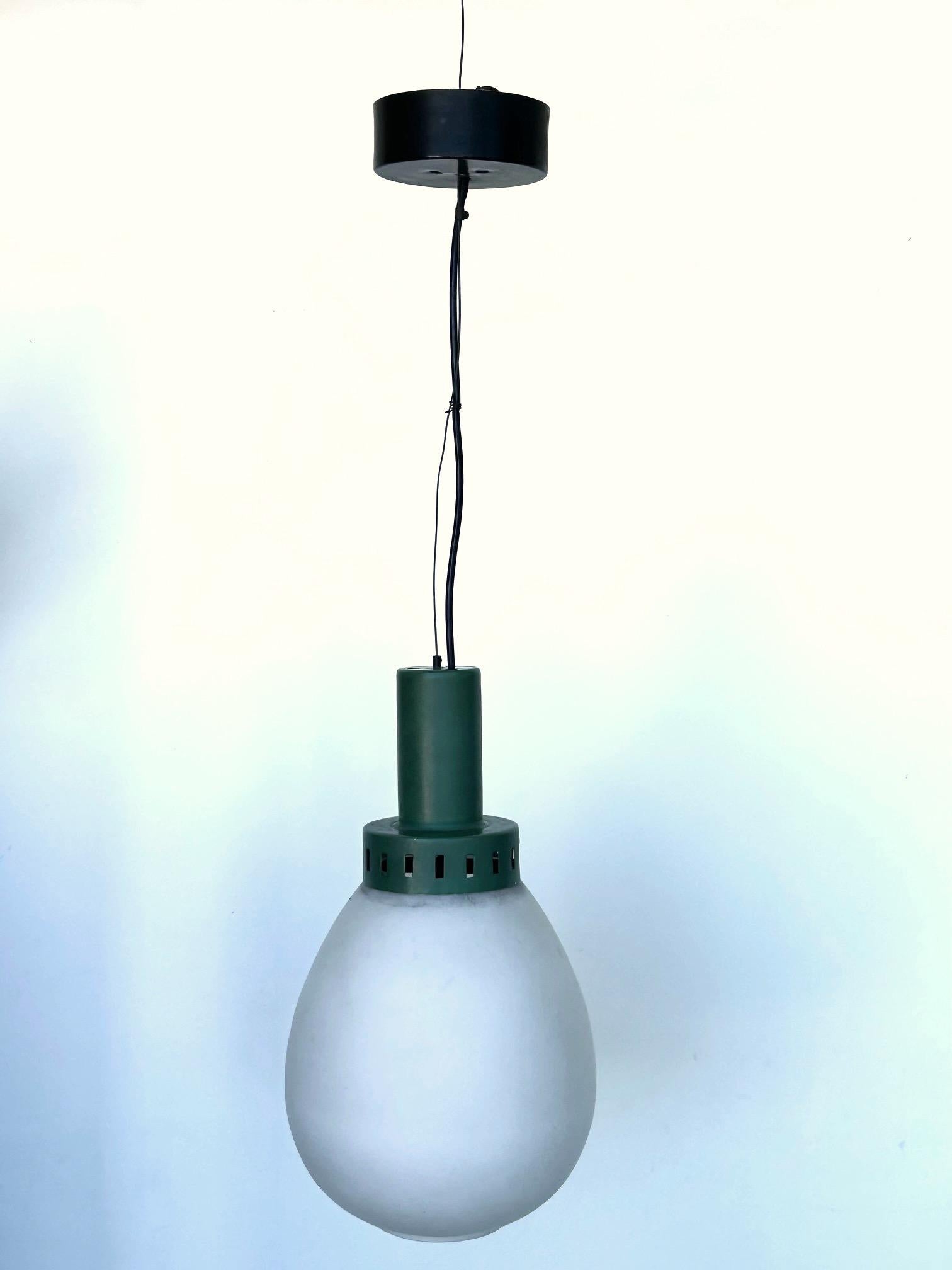 Suspension en métal ajouré, laqué vert, avec un diffuseur en verre opale blanc satiné. 
Peinture d'origine.
Hauteur réglable. 
Parfait pour une décoration intérieure chic et minimaliste.
Design/One italien de la même qualité que Sarfatti,