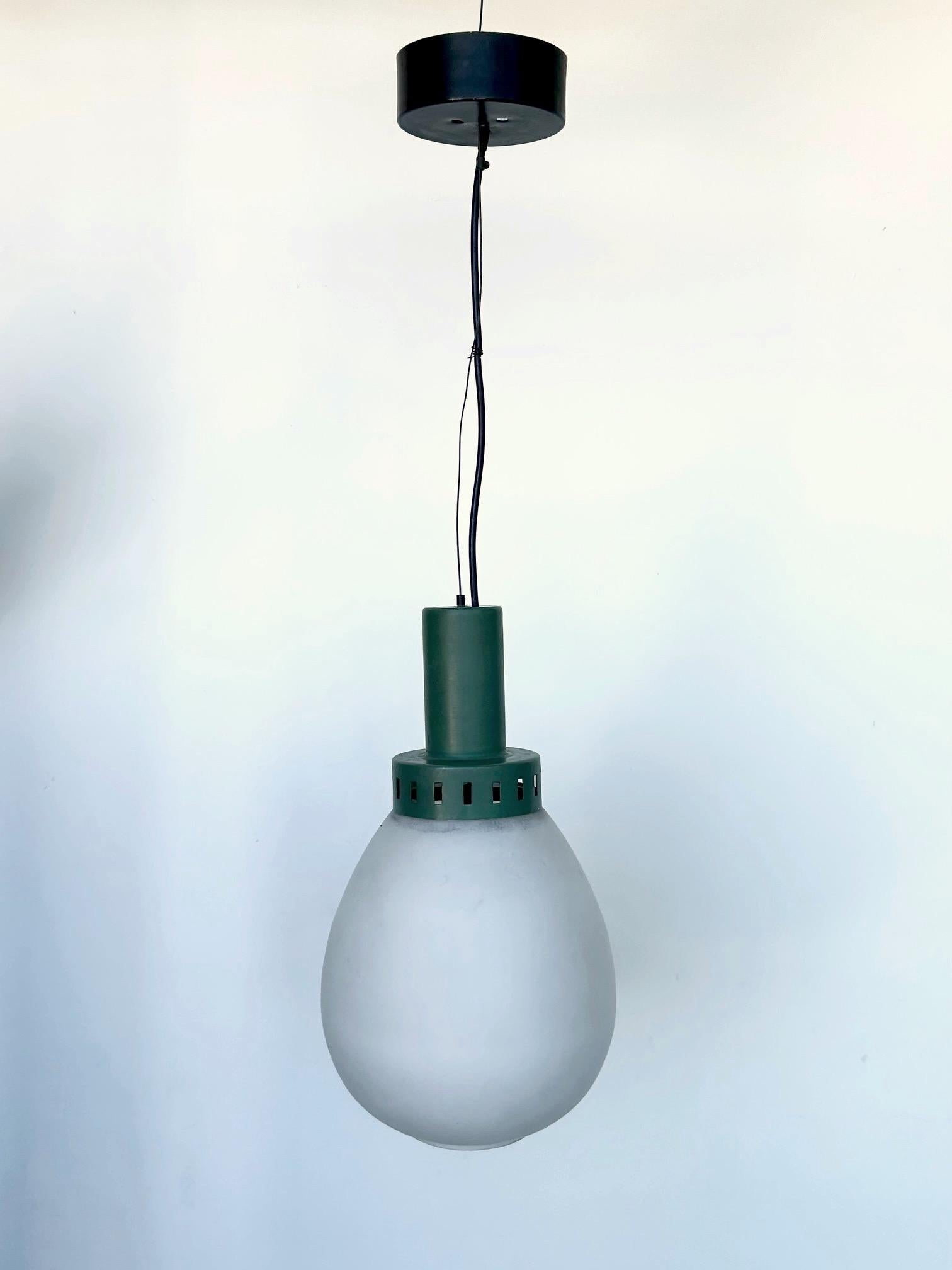 Mid-Century Modern Suspension design Stil-Light en verre opalin et métal datant des années 50 en vente