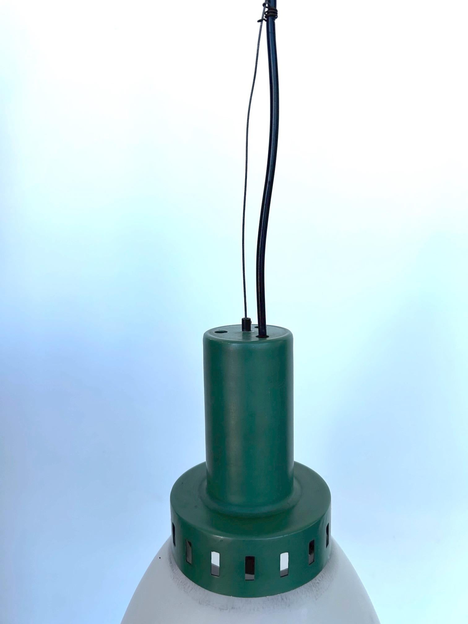 Métal Suspension design Stil-Light en verre opalin et métal datant des années 50 en vente