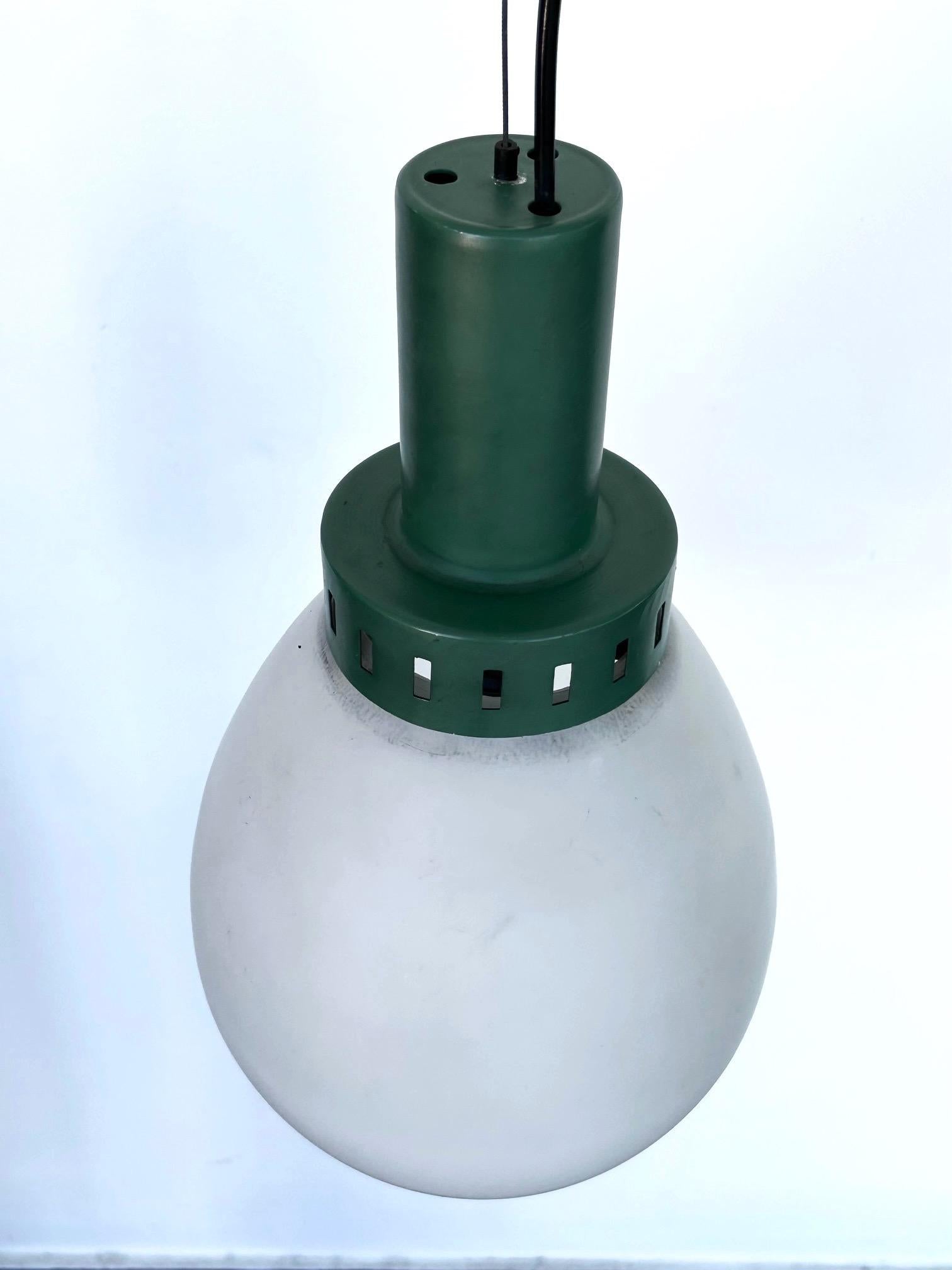Suspension design Stil-Light en verre opalin et métal datant des années 50 en vente 1