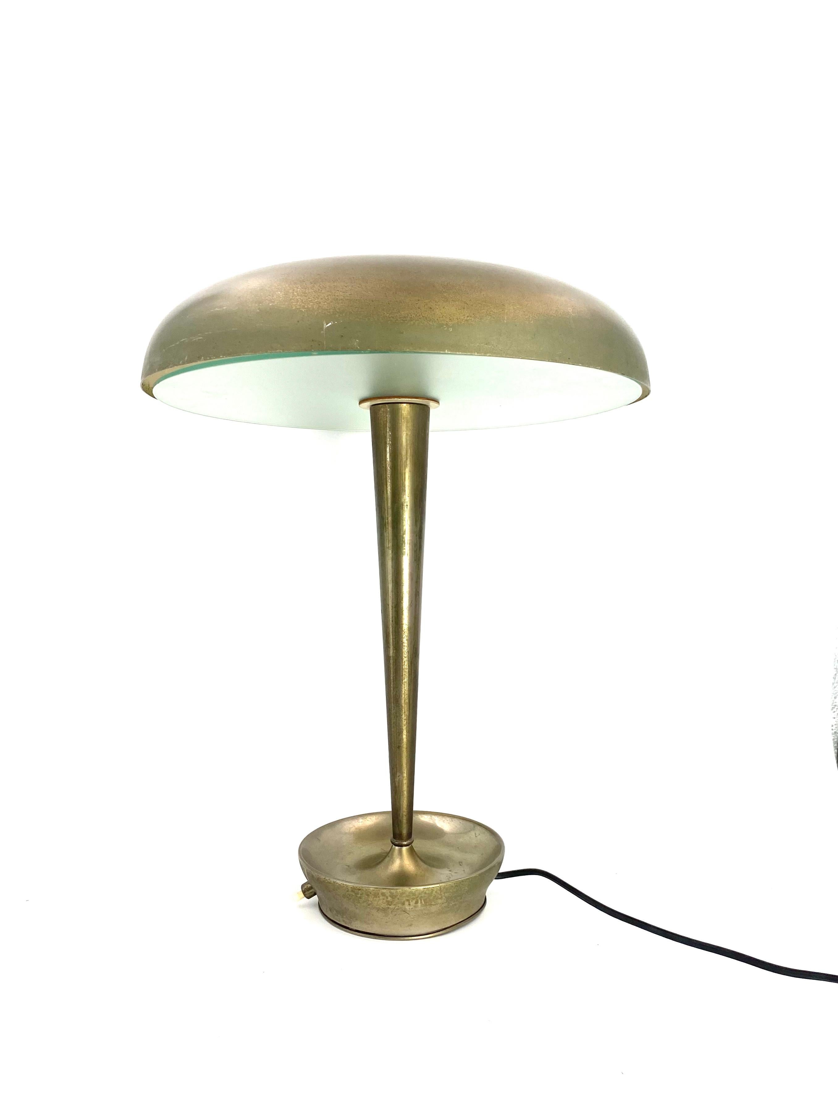Rare lampe de bureau / lampe de table mod. D 4639, Stilnovo, Milan Italie, vers 1950

Laiton patiné, métal chromé, laiton et verre opaque. Lampe triple. Sous-face imprimée 