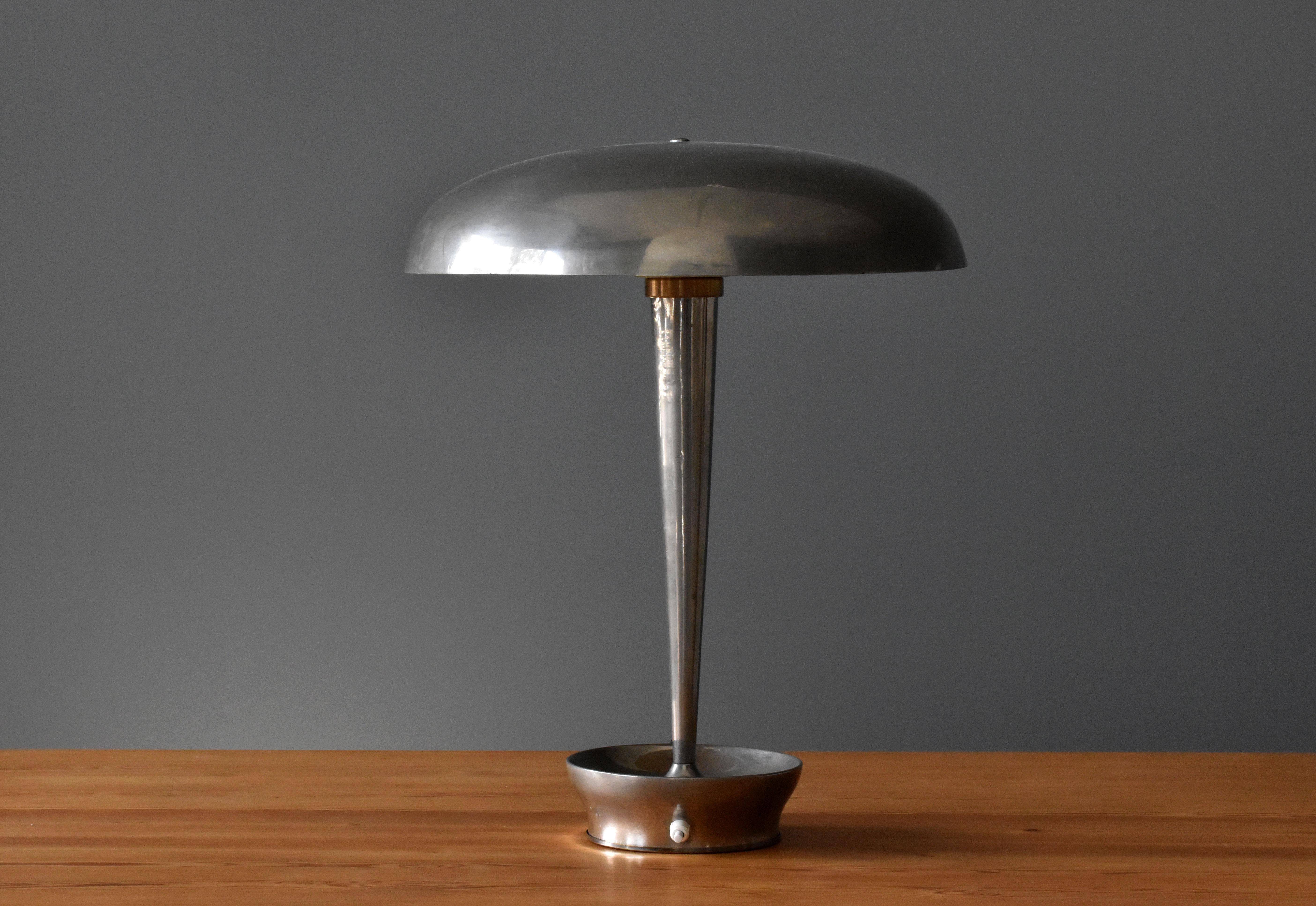 A table lamp / desk lamp produced by Stilnovo, Italy. Produced in chromium-plated aluminium, chromium-plated metal, brass and opaque glass.

    



   