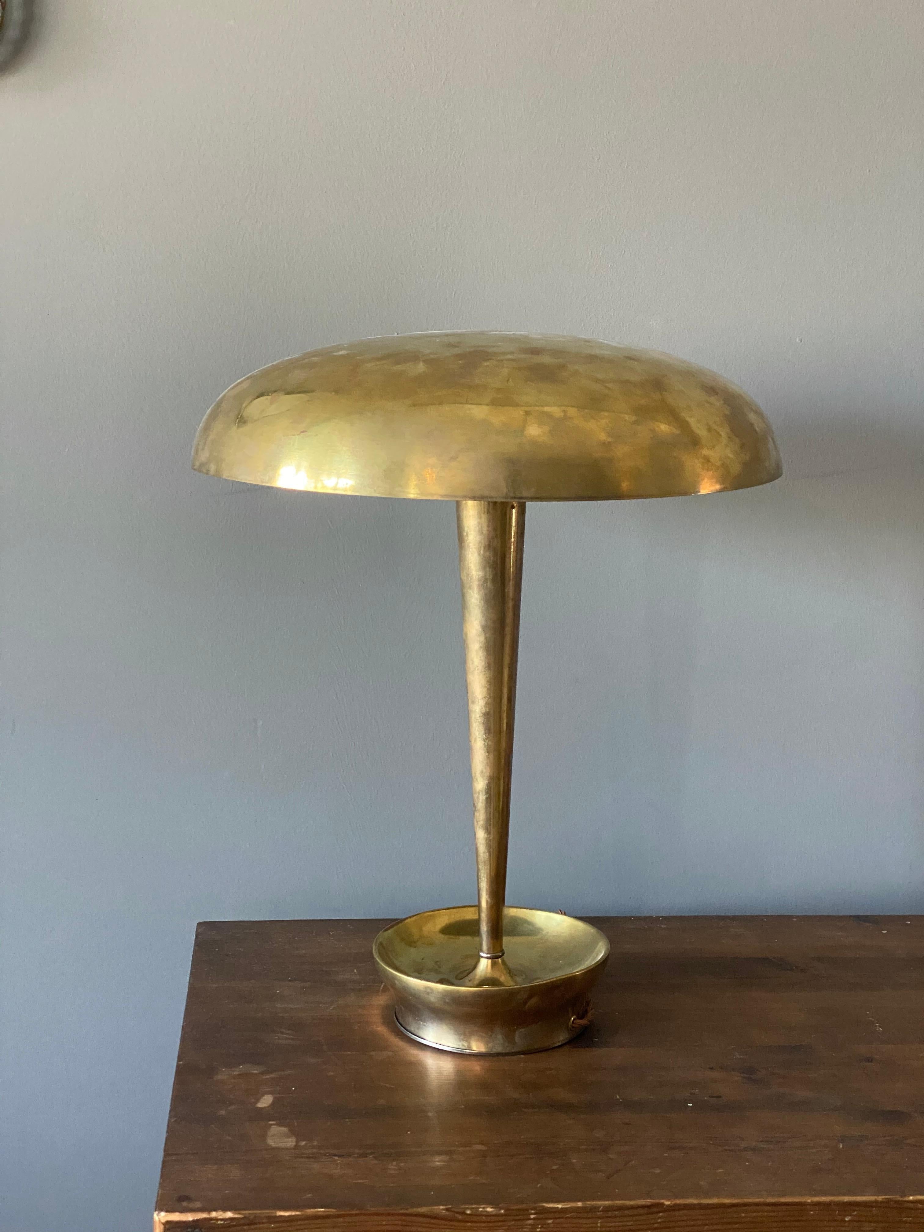 A table lamp / desk lamp produced by Stilnovo, Italy. Produced in brass, chromium-plated metal, and opaque glass.

    



   