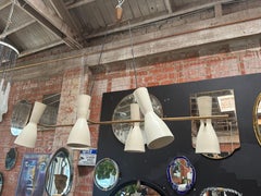 Stilnovo Diabolo-Kronleuchter aus Messing und cremefarbener Emaille. Italien, 1950er Jahre