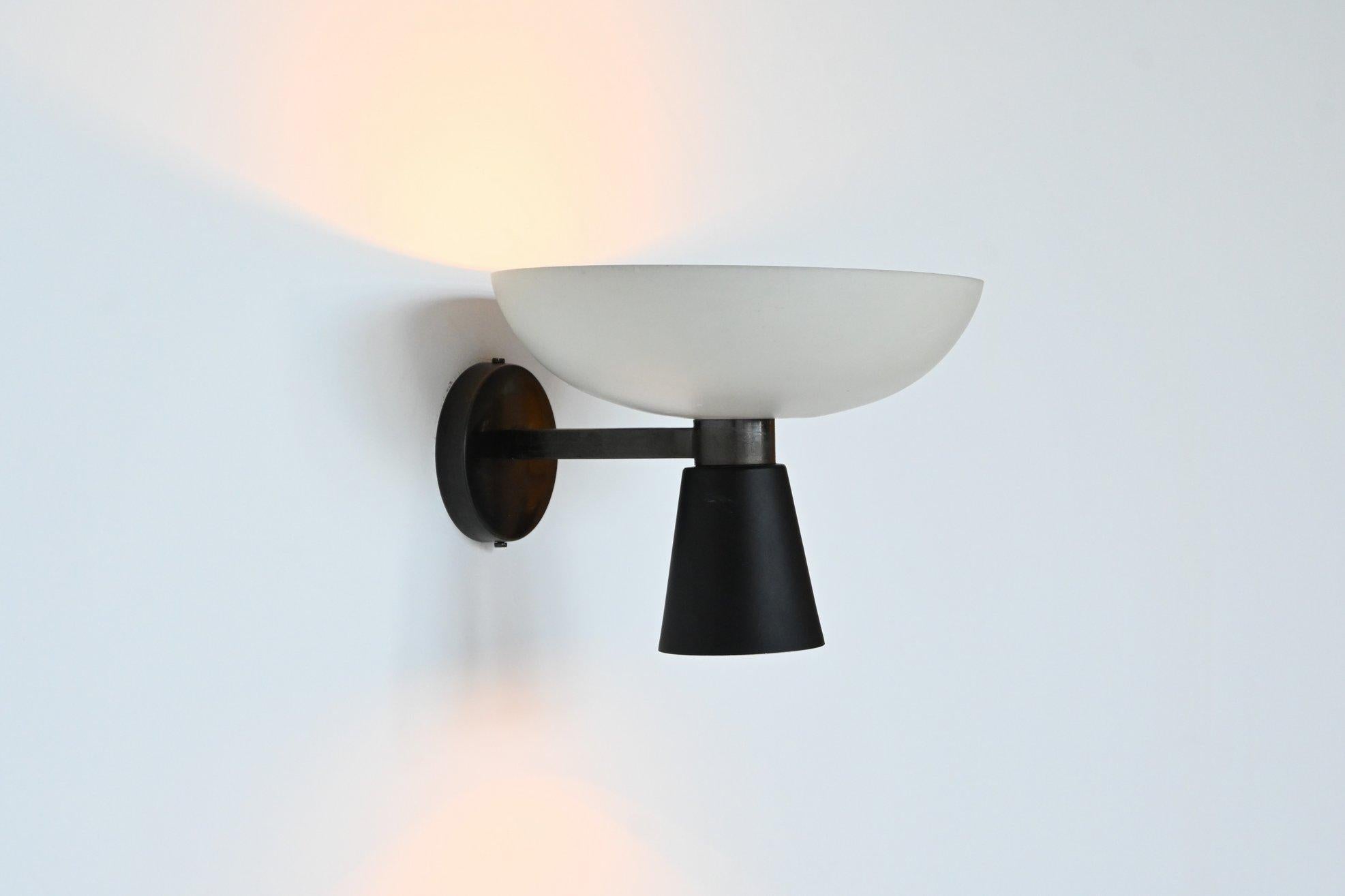 Beautiful diabolo shaped sconce attributed by Stilnovo, Italy 1950. The lamp has an original patinated brass arm and black and white metal shades. It gives light up and down and can be used both ways. The wall lamp is in very good original condition