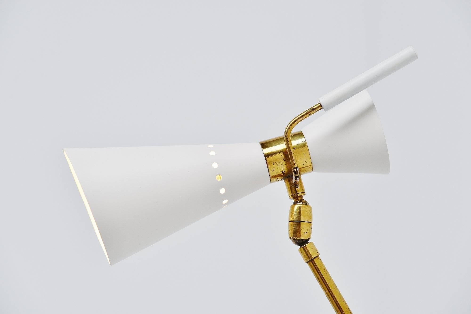 Lampada da parete regolabile molto bella attribuita a Stilnovo, Italia, 1950. Si tratta di una bellissima lampada da parete di forma modernista con paralume a forma di diabolo in ottone e alluminio verniciato. Un braccio in ottone sostiene il