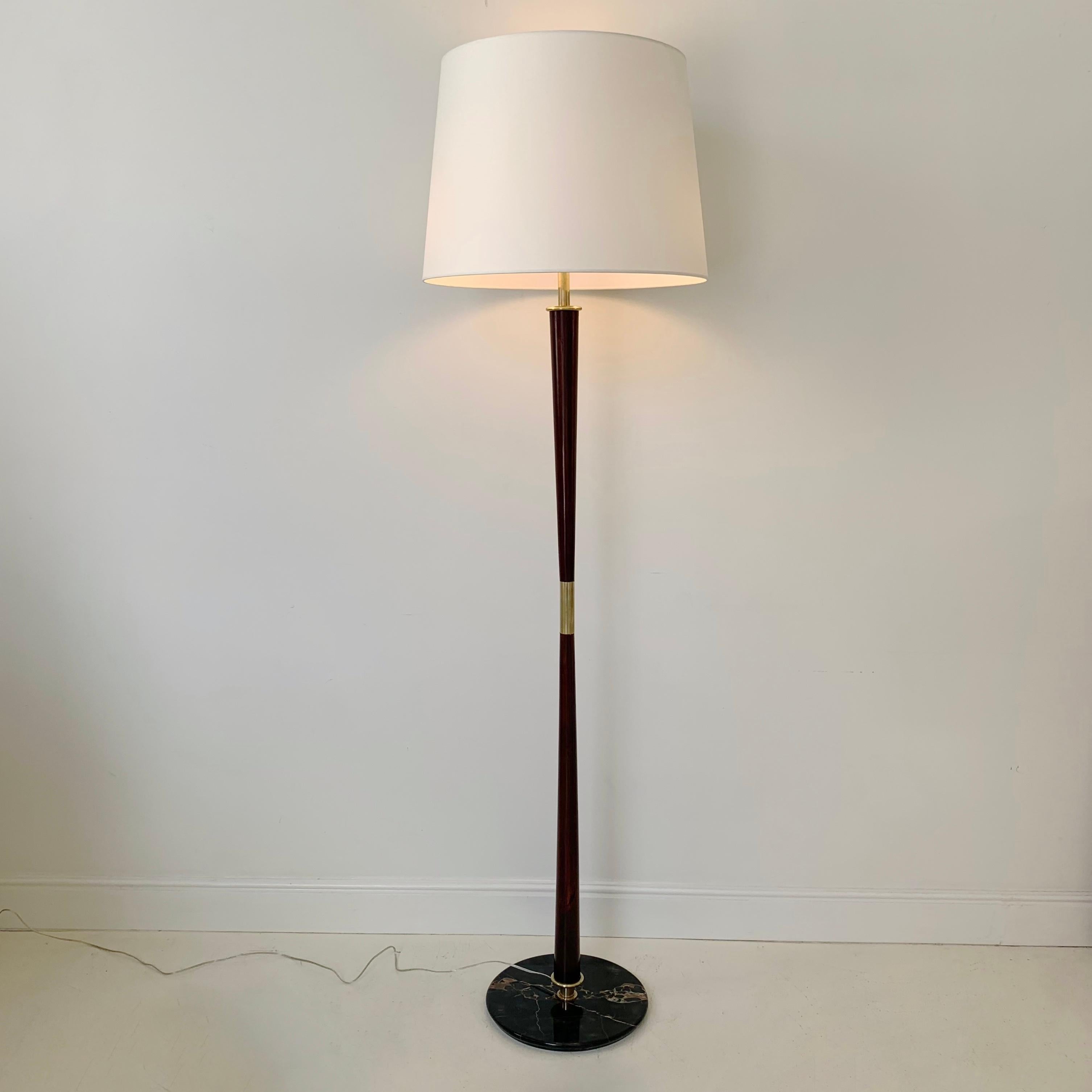 Elegant Stilnovo modern floor lamp, circa 1950, Italy.
Rare portoro marble base, brass details, tinted and polished walnut, new white fabric shade.
Rewired. Two switches. 3 E27 bulbs.
Dimensions: Total height: 176 cm, diameter: 50 cm. 
Original good