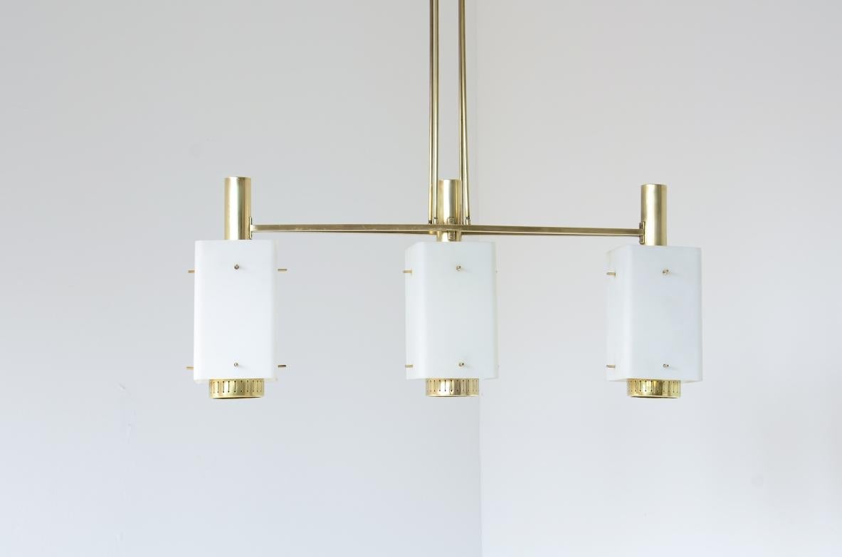 COD-2751
Bruno Gatta

Elegant lustre à trois lumières en laiton avec pampilles en verre opalin.

Fabrication Stilnovo Milan, vers 1955.

95x20xh140