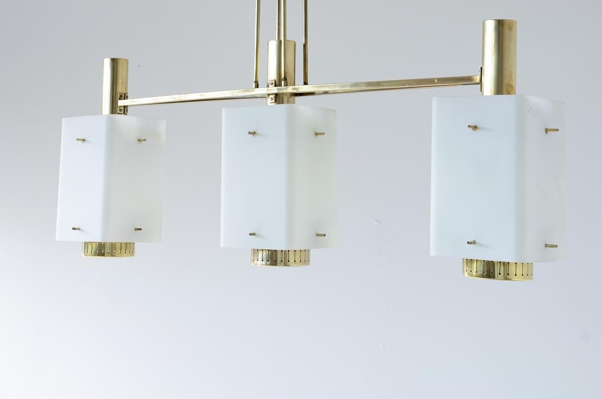 italien Stilnovo élégant lustre à trois lumières en laiton de Bruno Gatta en vente