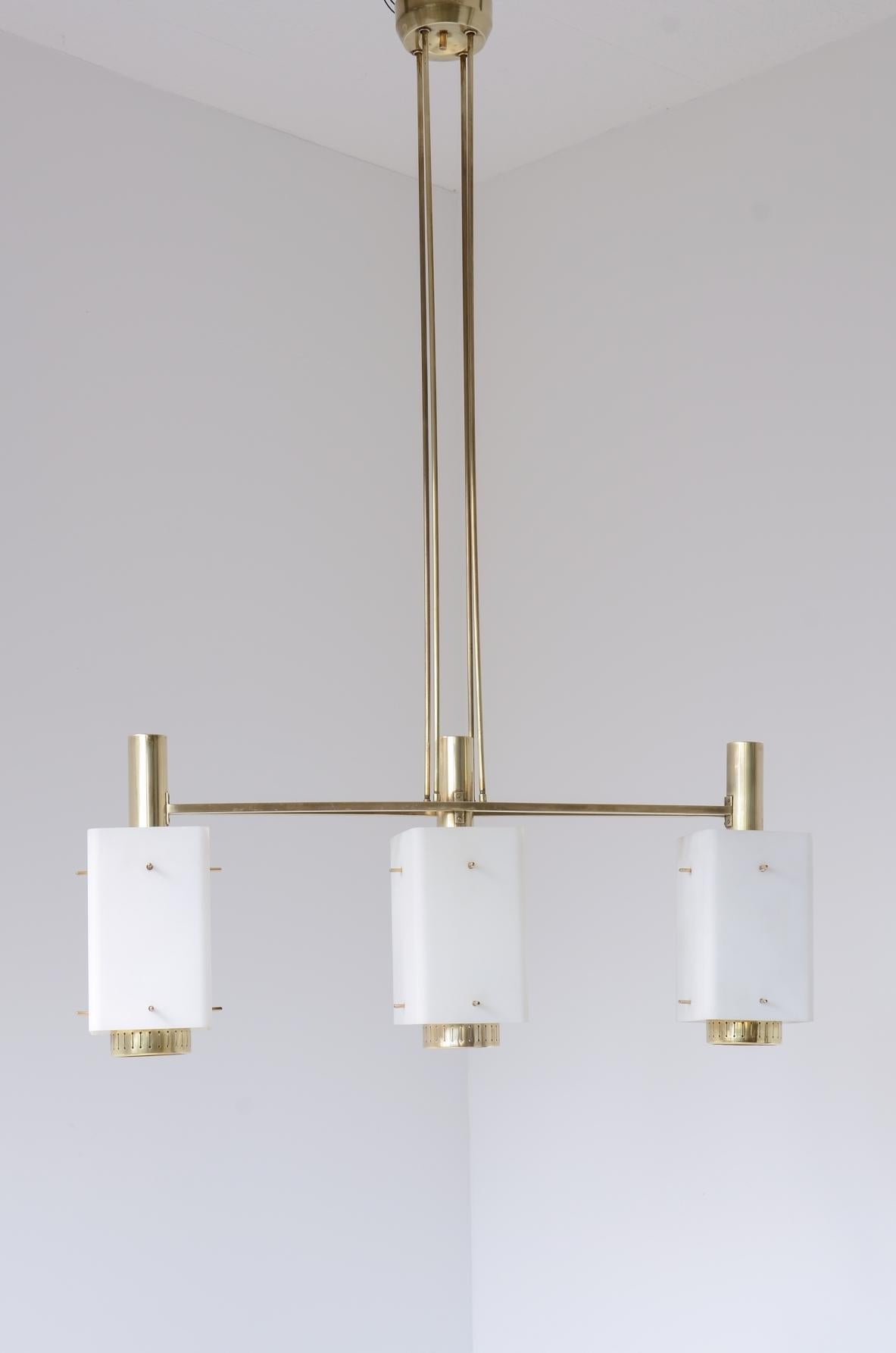 20ième siècle Stilnovo élégant lustre à trois lumières en laiton de Bruno Gatta en vente