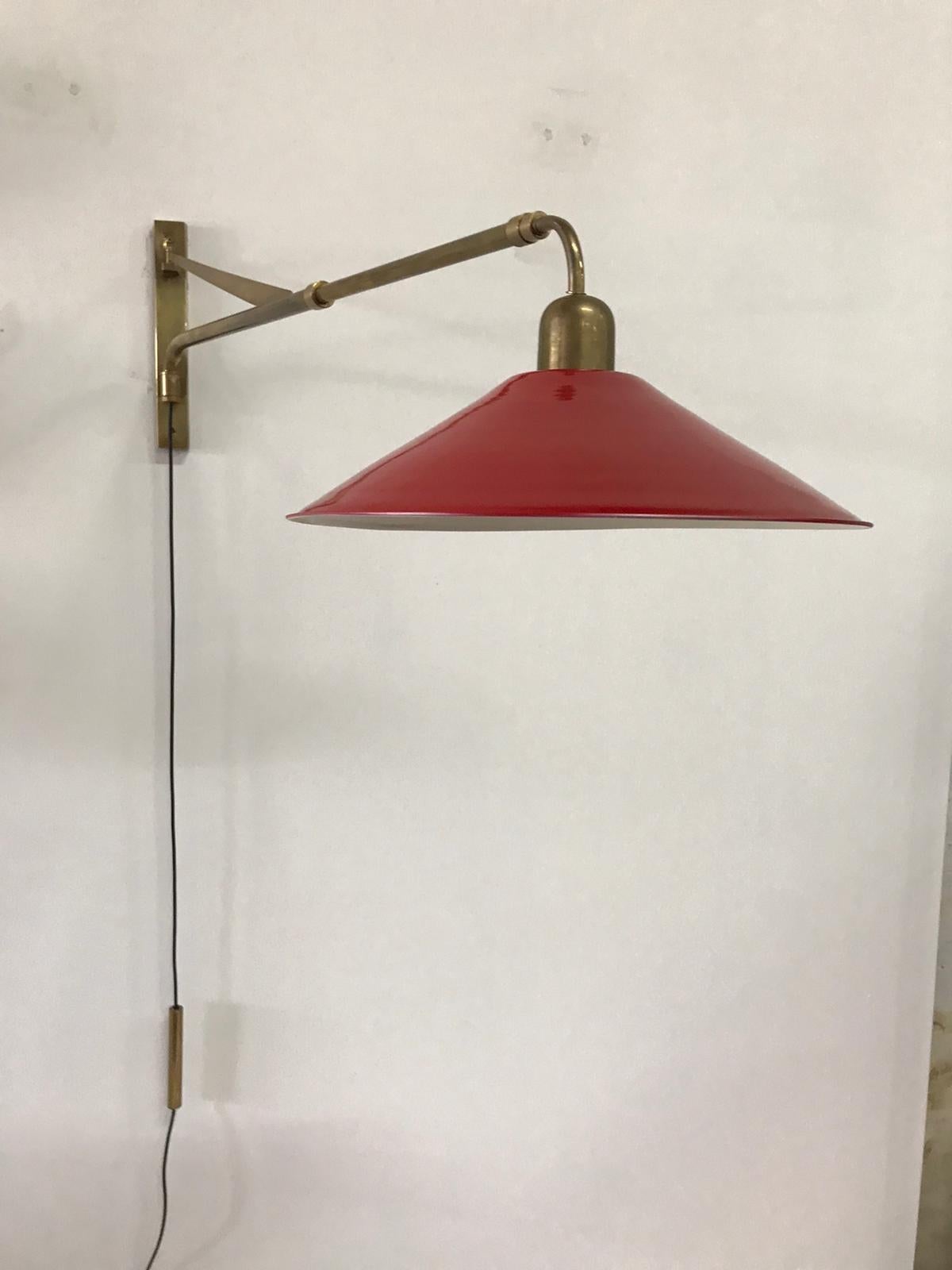 Sleek and rare Stilnovo Style wall lamp in very good original condition. A brass counter-weight with telescopic (adjustable) arm that swivels 180 degrees. Can be mounted at any height. Italian 1950s- Full extension length is 63 inches (see detail