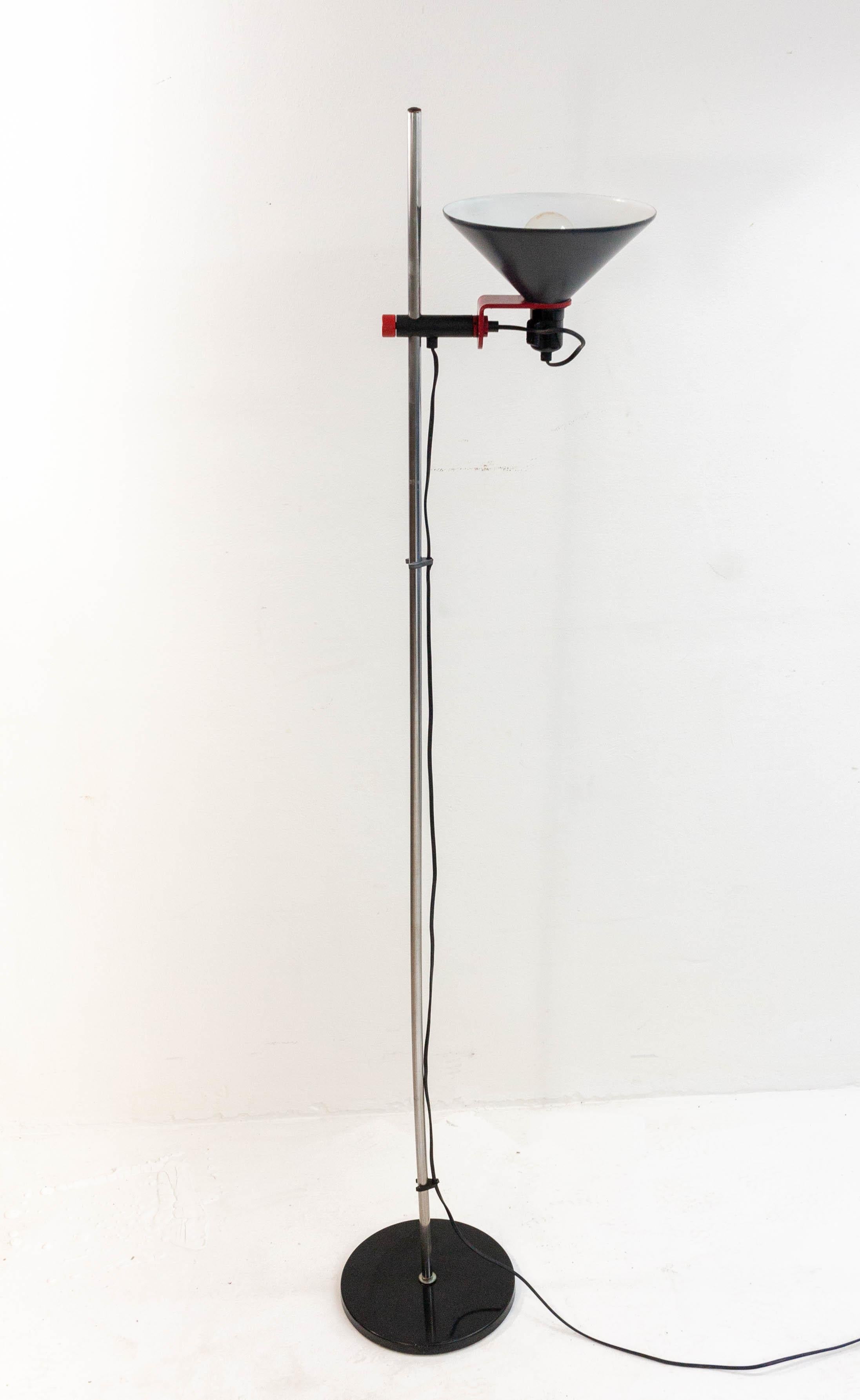 Stylish 1960s Stilnovo floor lamp in red and anthracite. The lamp is height adjustable and rotates along two axes allowing it to be aimed in any desired direction.