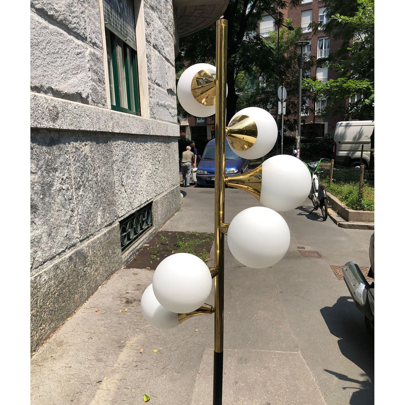 Stilnovo Lámpara de Pie 6 Luces Marbre Hierro Latón Vidrio Opalino Lámpara de Pie Italiana Moderno de mediados de siglo en venta