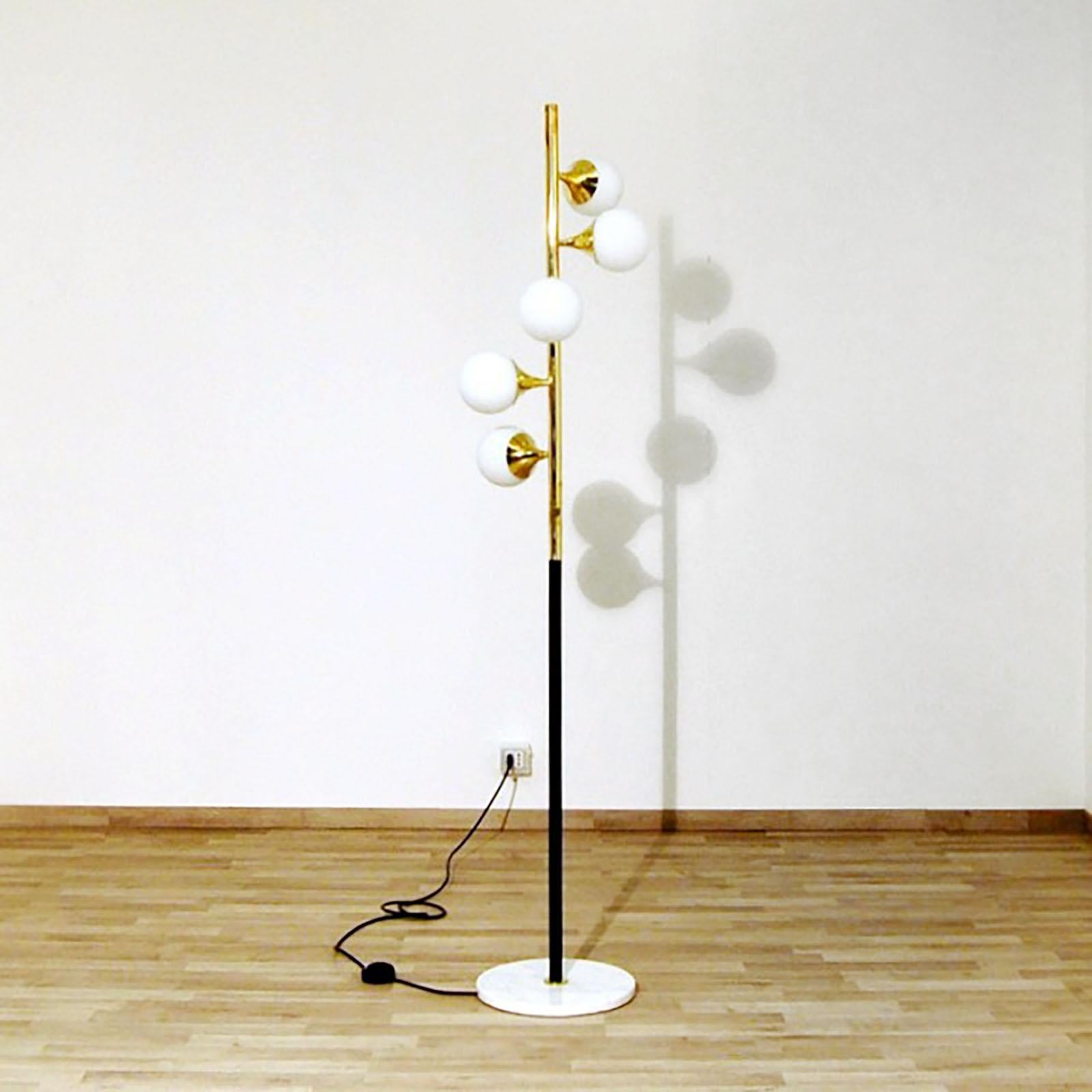 XXIe siècle et contemporain Stilnovo Floor Lamp 6 Lights Marbre Iron Brass Opaline Glass Italian Floor Lamp en vente