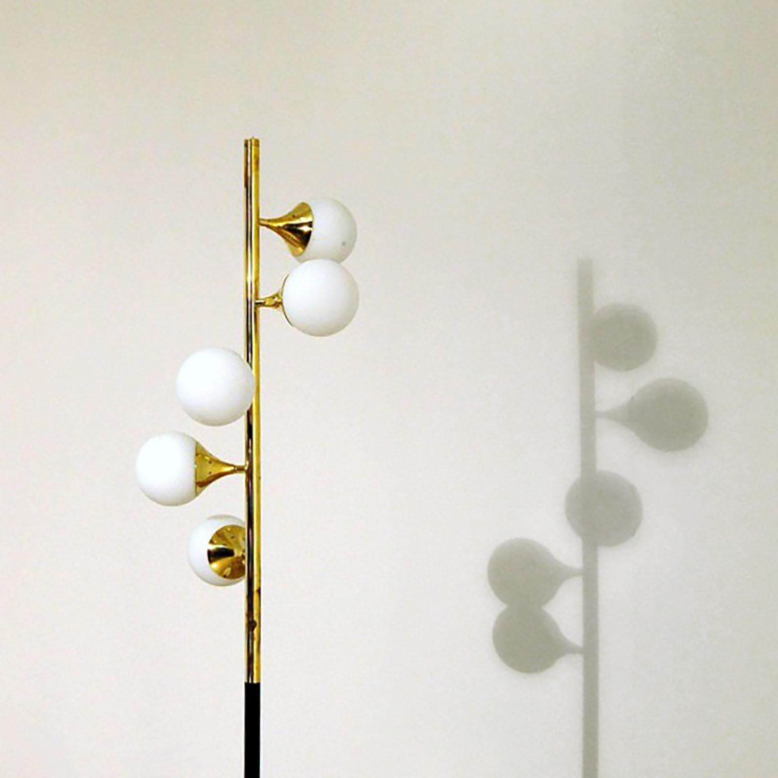 Stilnovo Lámpara de Pie 6 Luces Marbre Hierro Latón Vidrio Opalino Lámpara de Pie Italiana en venta 1