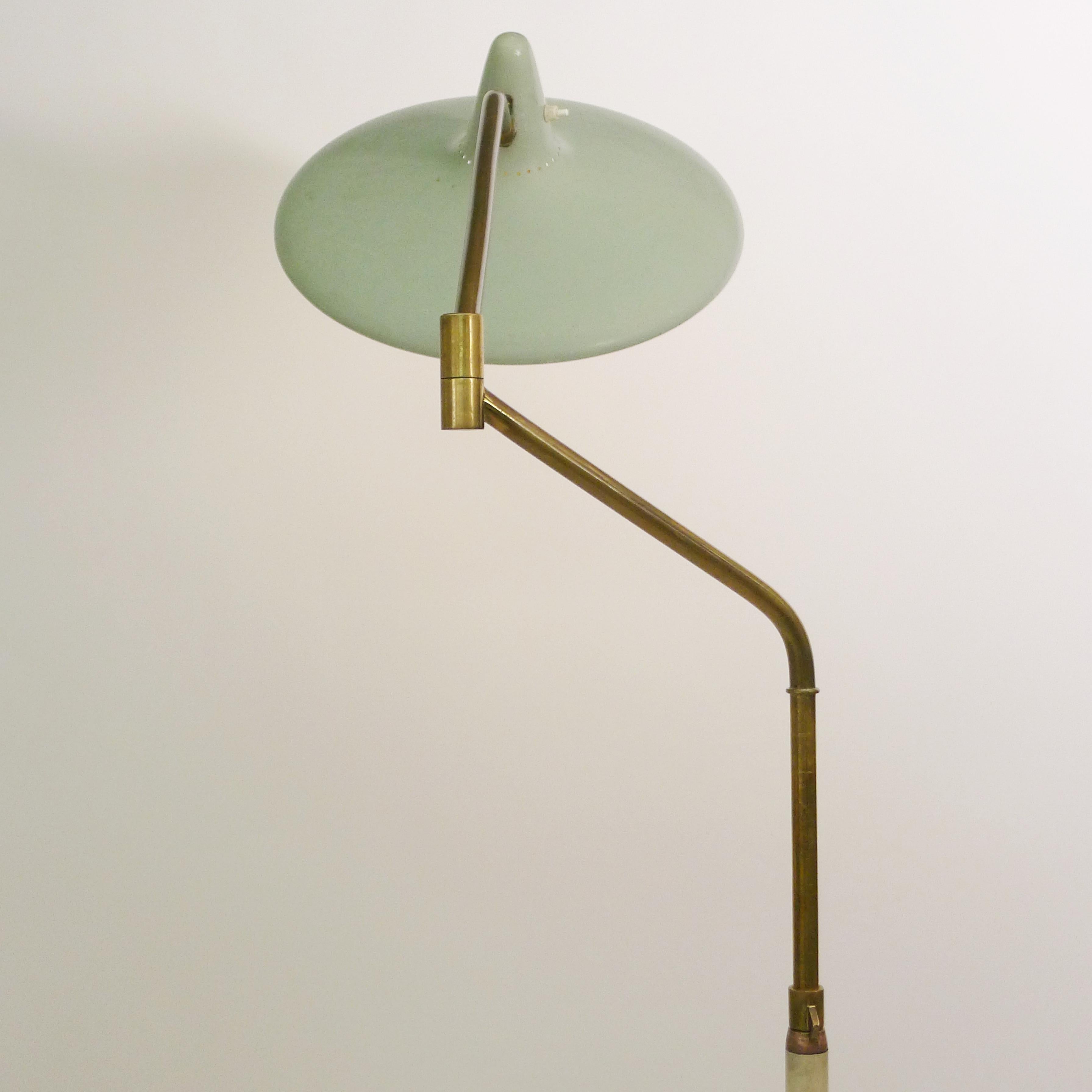 Lampada da terra Stilnovo, anni '50, prodotta in Italia e dotata di timbro ed etichetta.

Paralume in alluminio smaltato verde mare con perforazioni caratteristiche che permettono alla luce di trasparire dalla parte superiore, su un collo con snodo