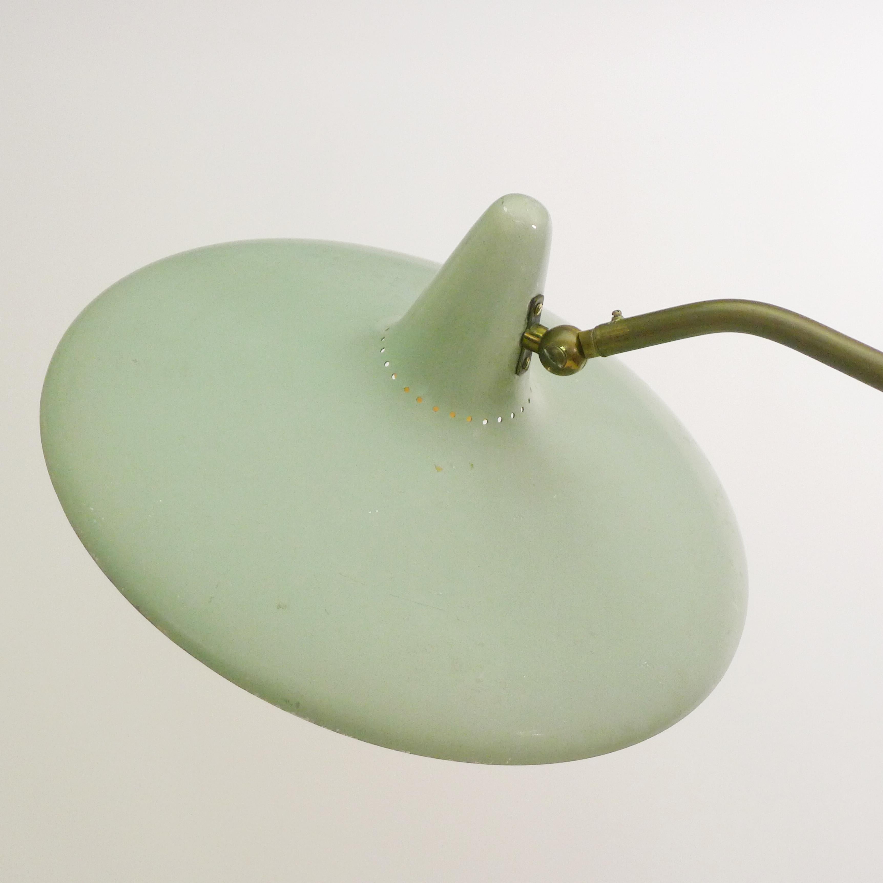 Mid-Century moderno Lampada da terra di Stilnovo, colonna regolabile in ottone su base in marmo, firmata, anni '50 in vendita