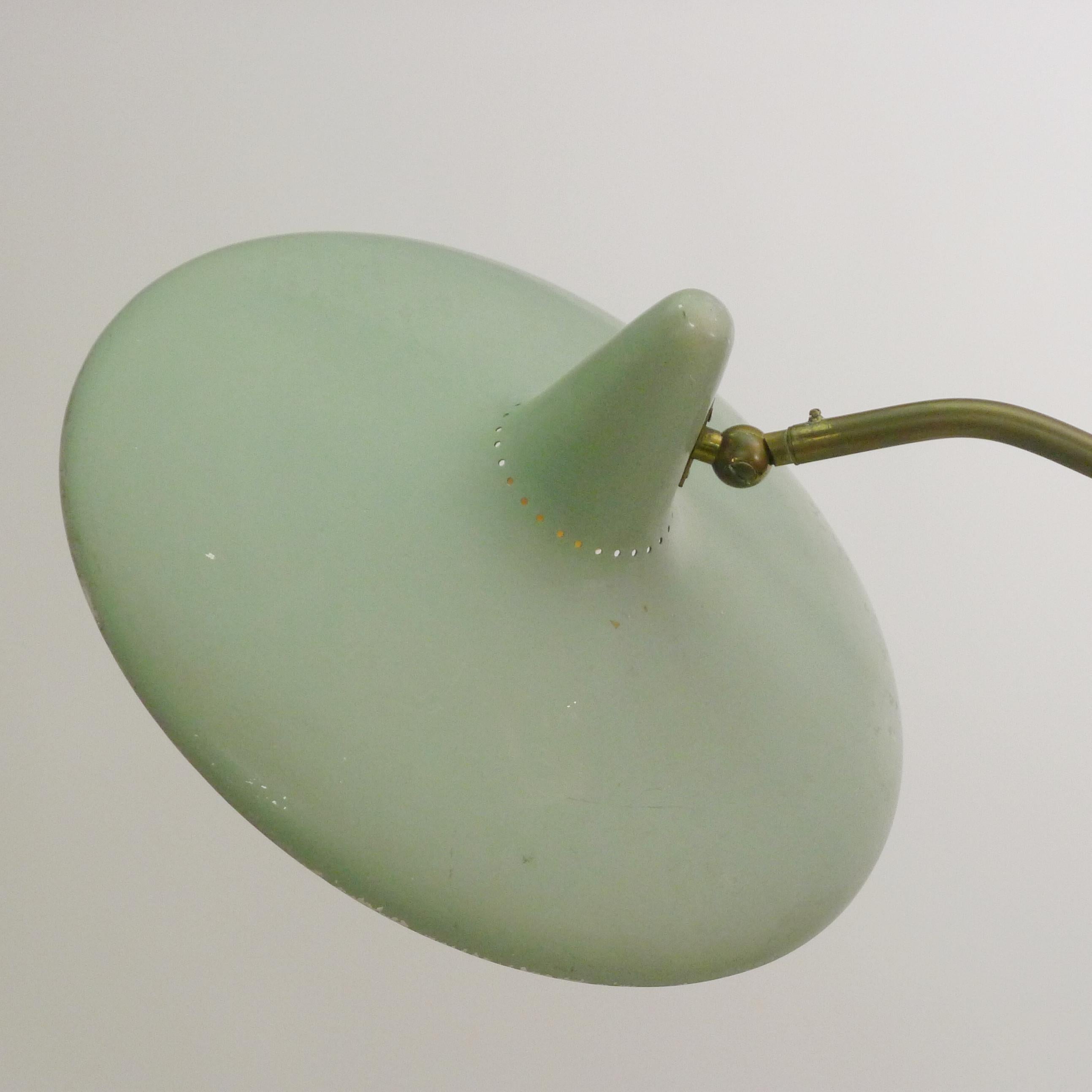 Italiano Lampada da terra di Stilnovo, colonna regolabile in ottone su base in marmo, firmata, anni '50 in vendita