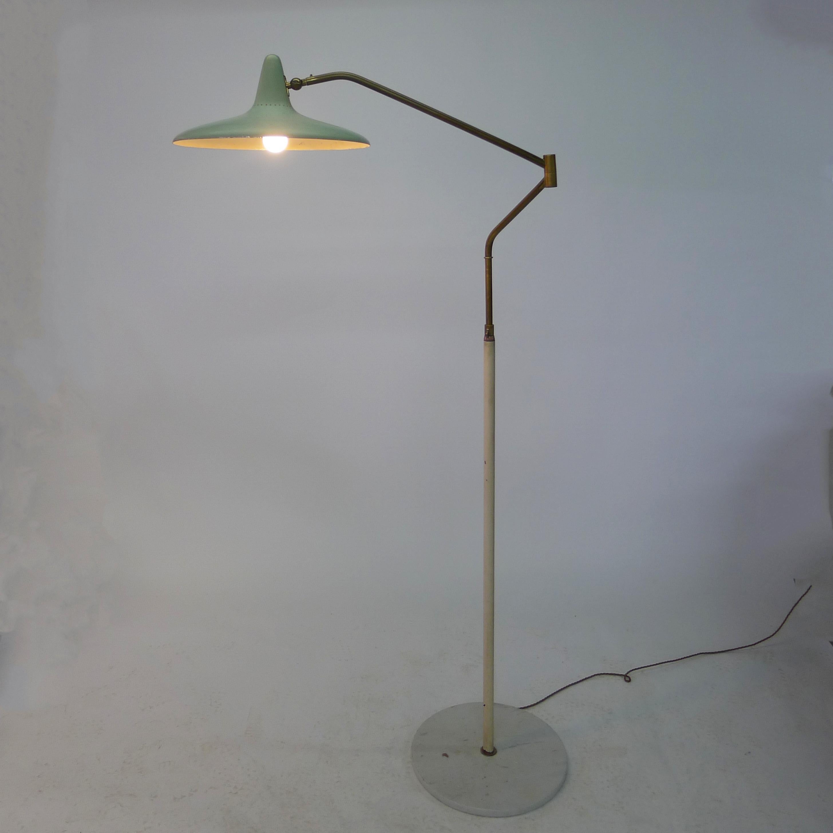 Alluminio Lampada da terra di Stilnovo, colonna regolabile in ottone su base in marmo, firmata, anni '50 in vendita