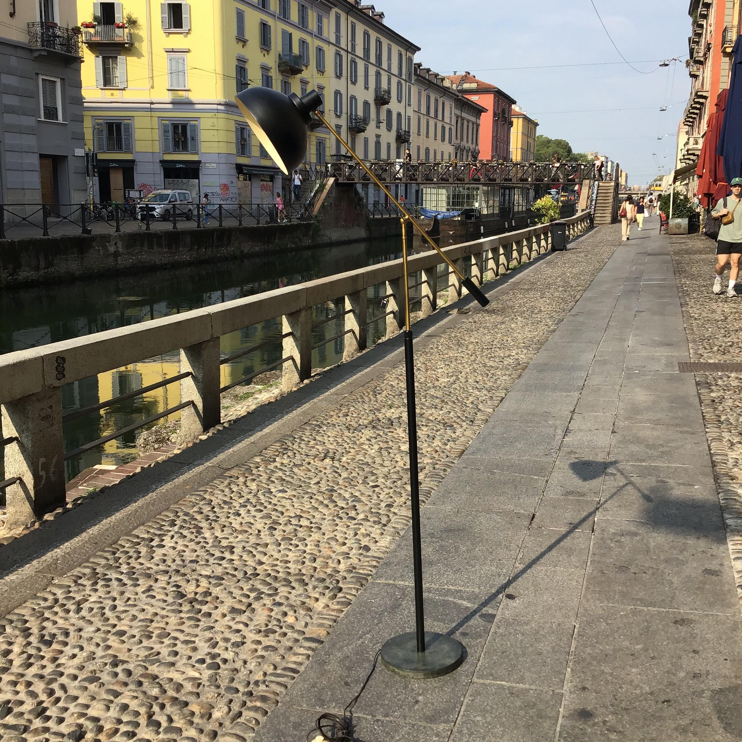 Lampada da terra Stilnovo regolabile Marbre Ottone Metallo 1950 Italia In condizioni buone in vendita a Milano, IT