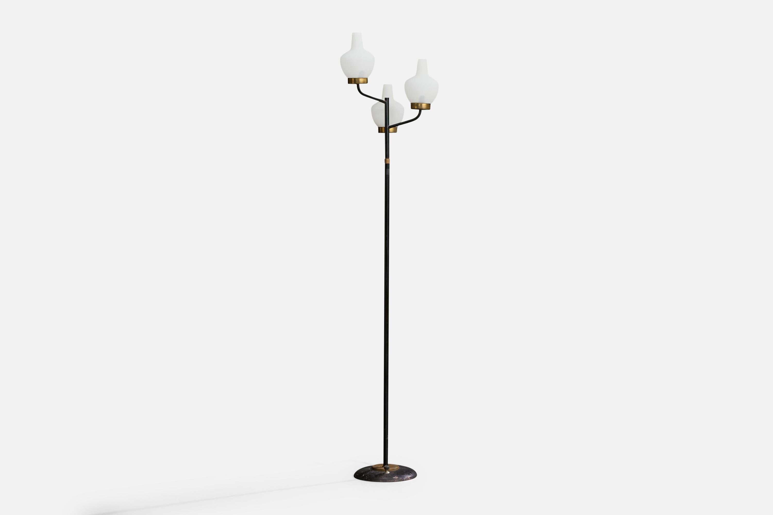 Lámpara de pie de latón, metal lacado en negro y cristal opalino blanco, fabricada por Stilnovo, Italia, c. 1950.

La base y los brazos metálicos presentan una oxidación moderada.

Dimensiones de la lámpara (pulgadas): 60,125 