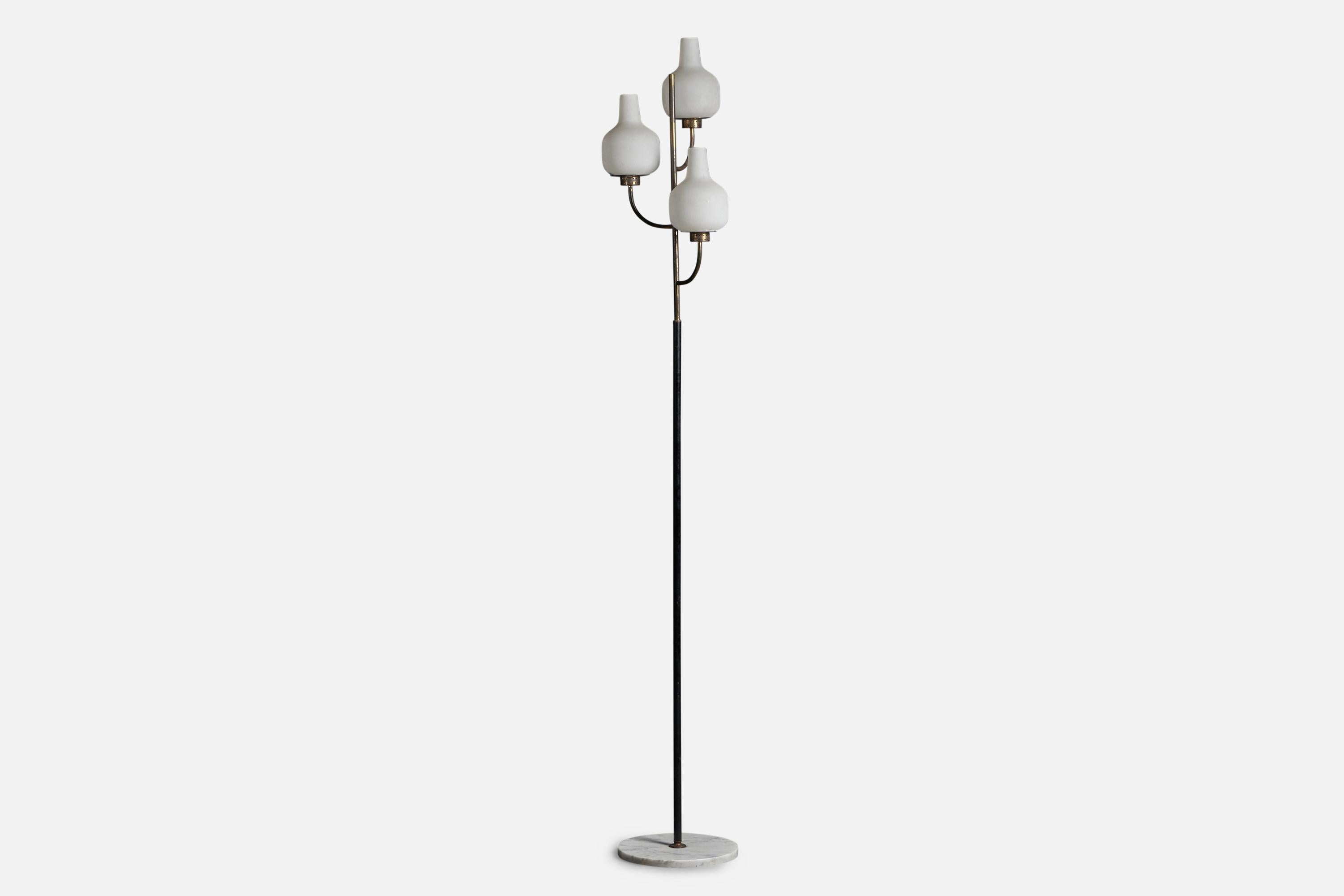 Lampadaire à trois branches en laiton, métal laqué noir, verre et laiton, conçu et produit par Stilnovo, Italie, années 1950.

Dimensions globales : 72