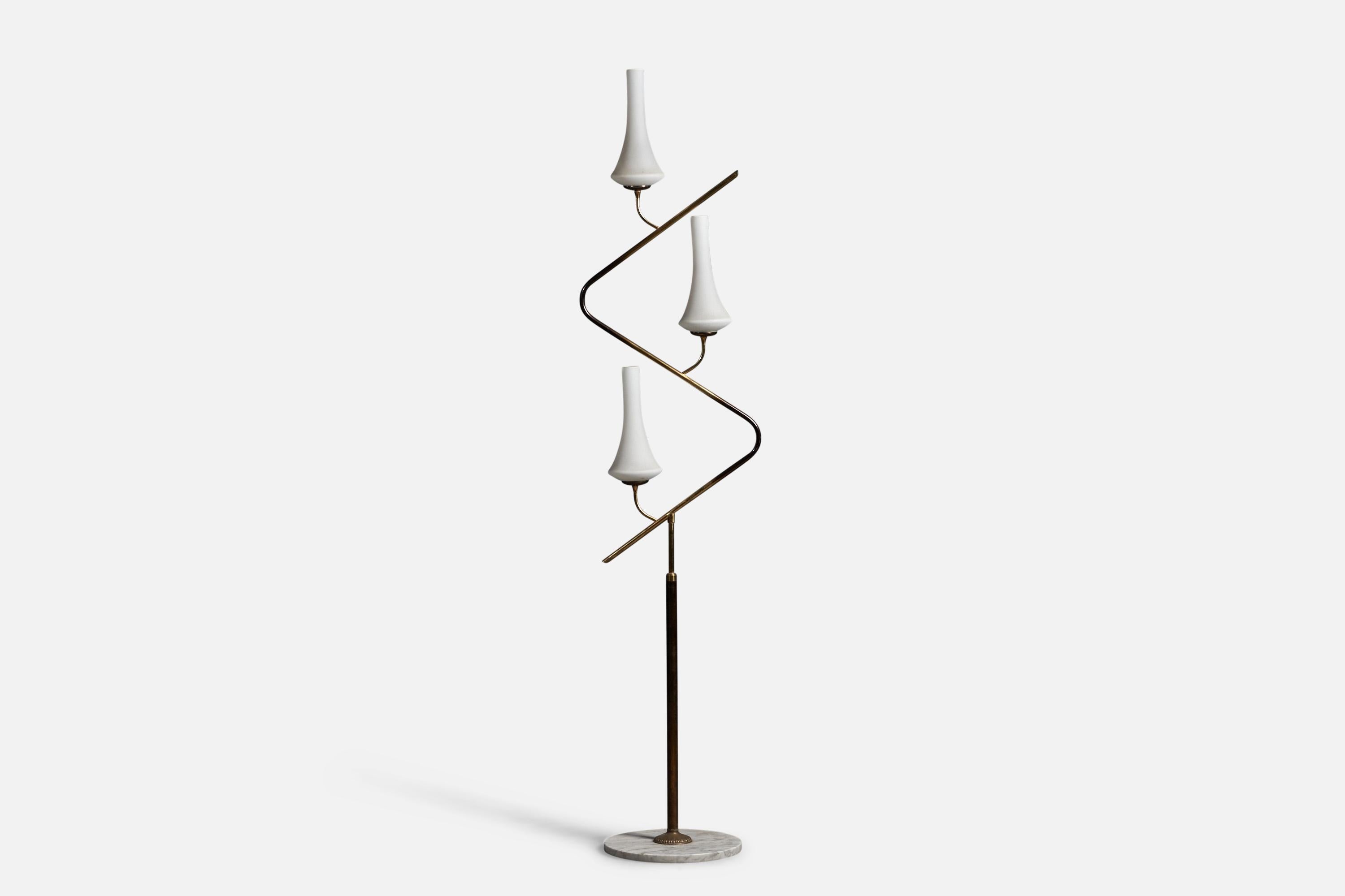 Lampadaire à trois bras en laiton, métal, marbre et verre, conçu et produit par Stilnovo, Italie, C.C. 1950.

Dimensions totales : 67