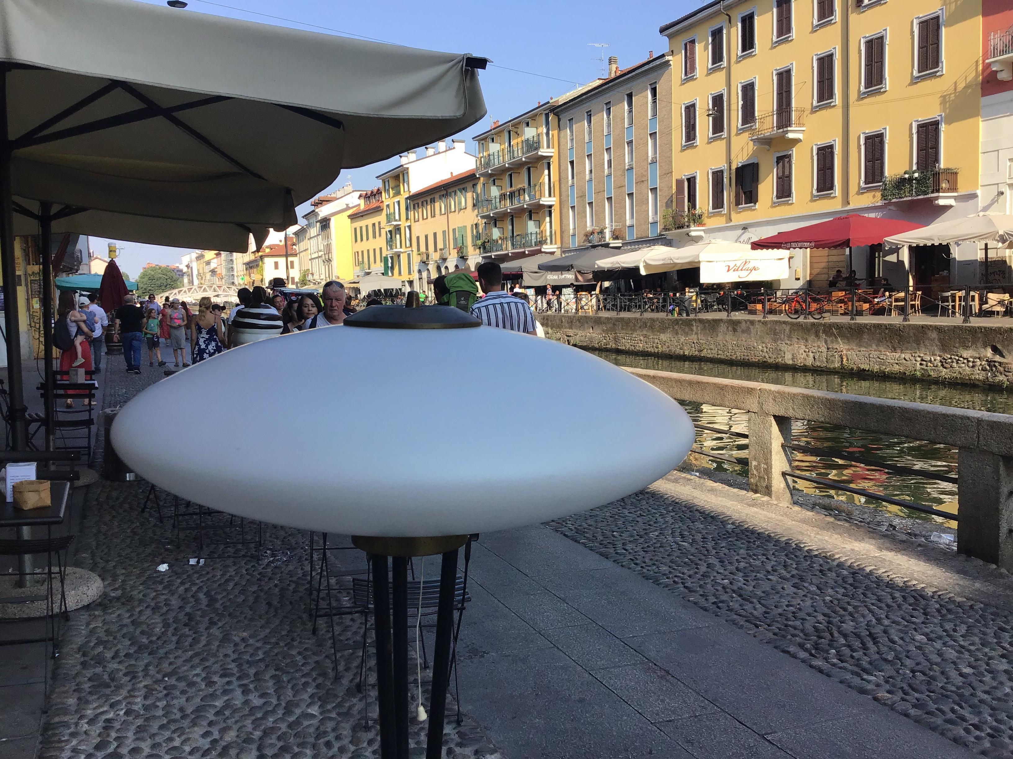 Lampadaire Stilnovo en laiton, métal, verre opalin, 1950, Italie en vente 9