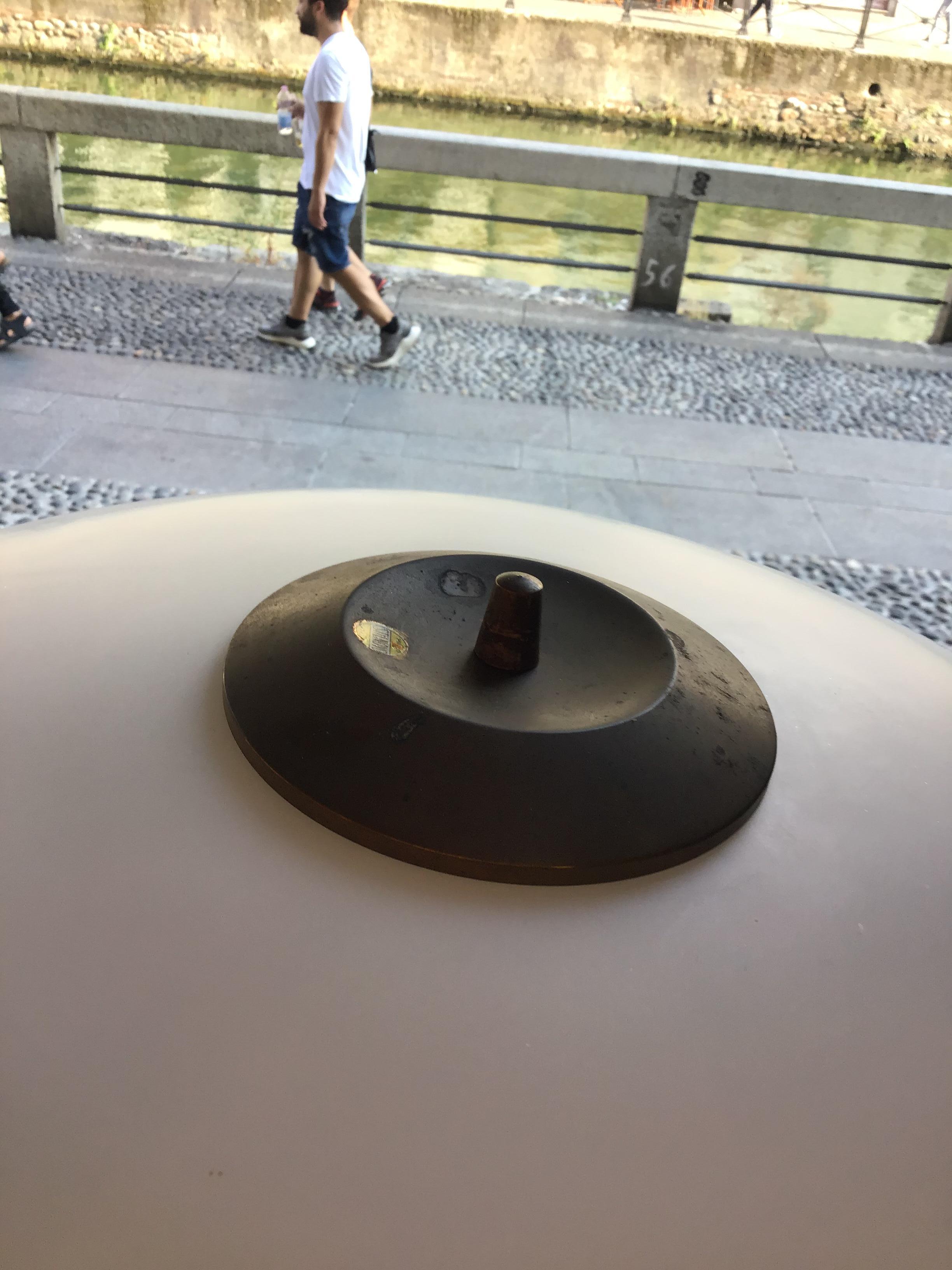 STILNOVO - Lampada da terra , con il suo bollino di marca in alto nella copetta d’ottone. La lampada è in perfetto stato e funzionante. Sono stati puliti gli ottoni ed elettrificata, (vedi DIFERENZA nelle foto).
Lampada originale anni 50.