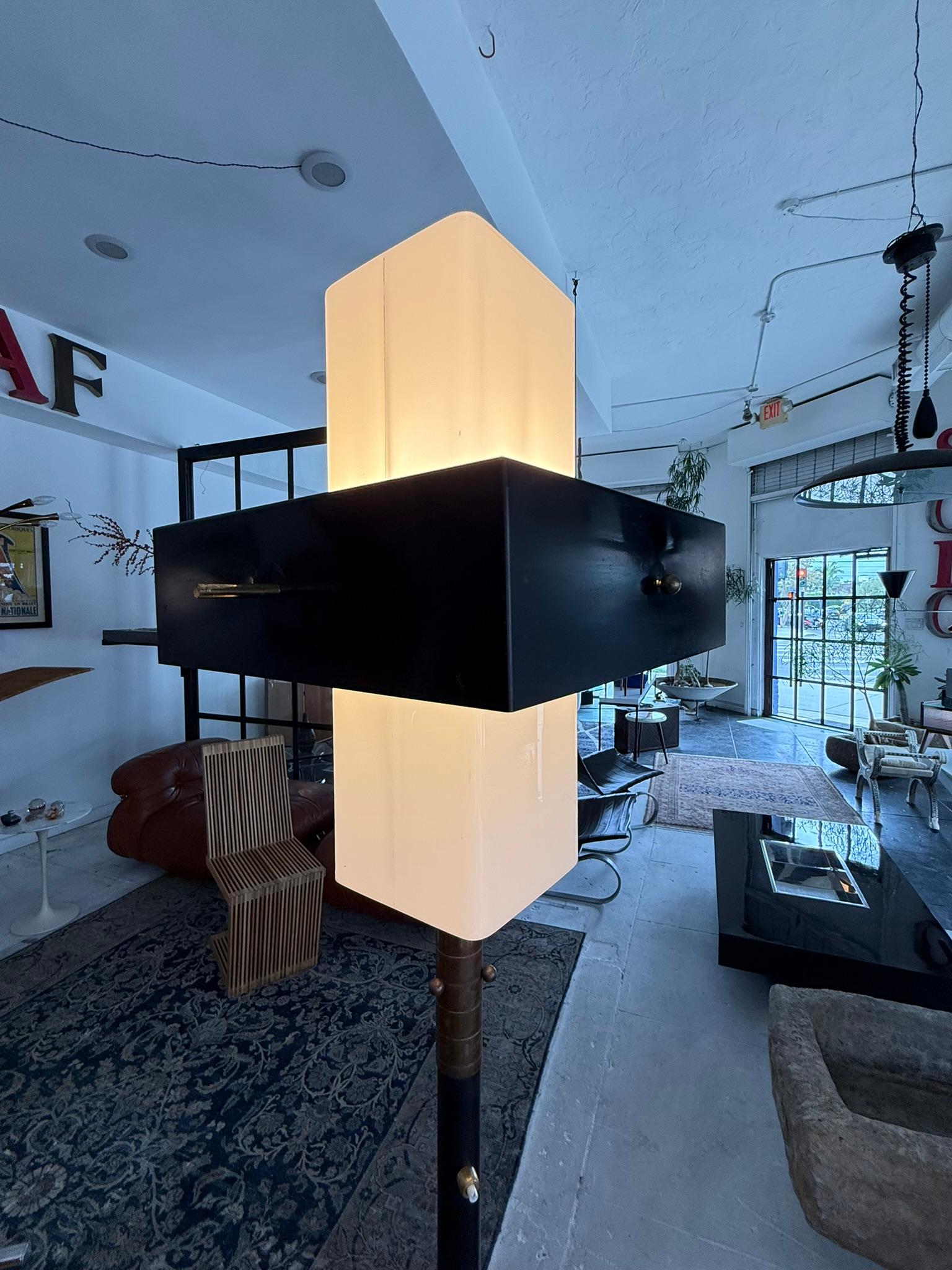 Mid-Century Italian floor lamp by Stilnovo, in great working condition.