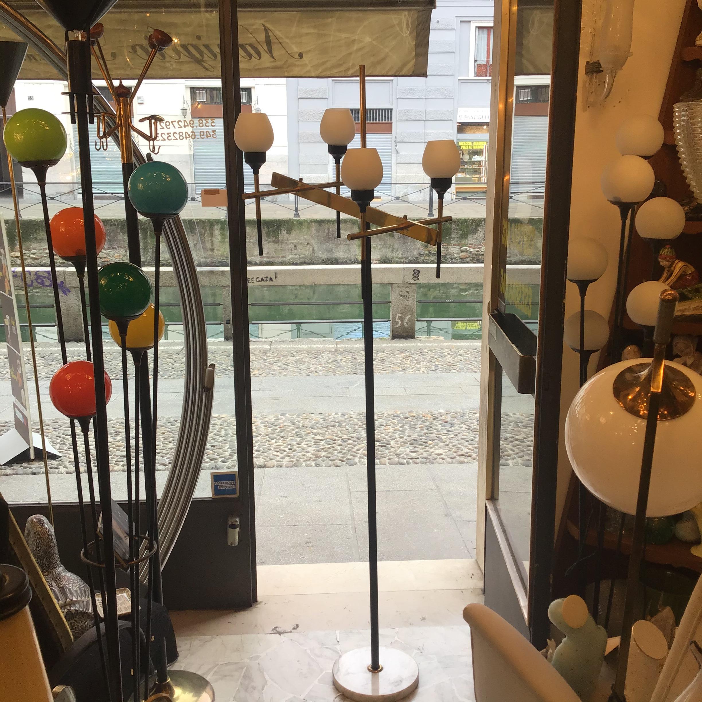 Stilnovo-Stehleuchte mit vier Leuchten aus Marmor, Eisenglas und Messing, Italien im Angebot 4