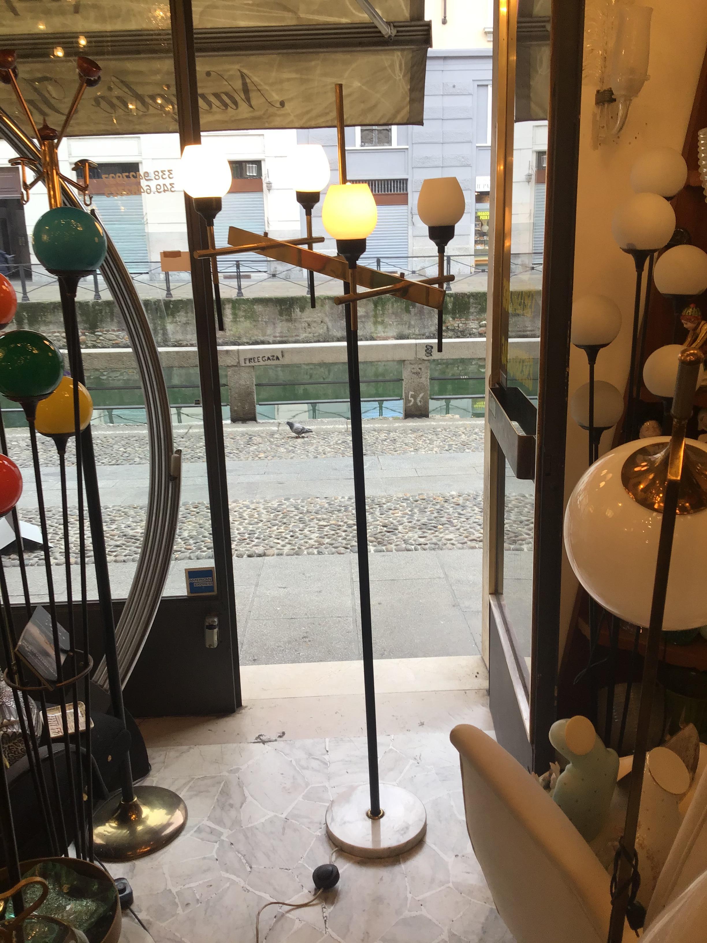 Stilnovo-Stehleuchte mit vier Leuchten aus Marmor, Eisenglas und Messing, Italien im Angebot 7
