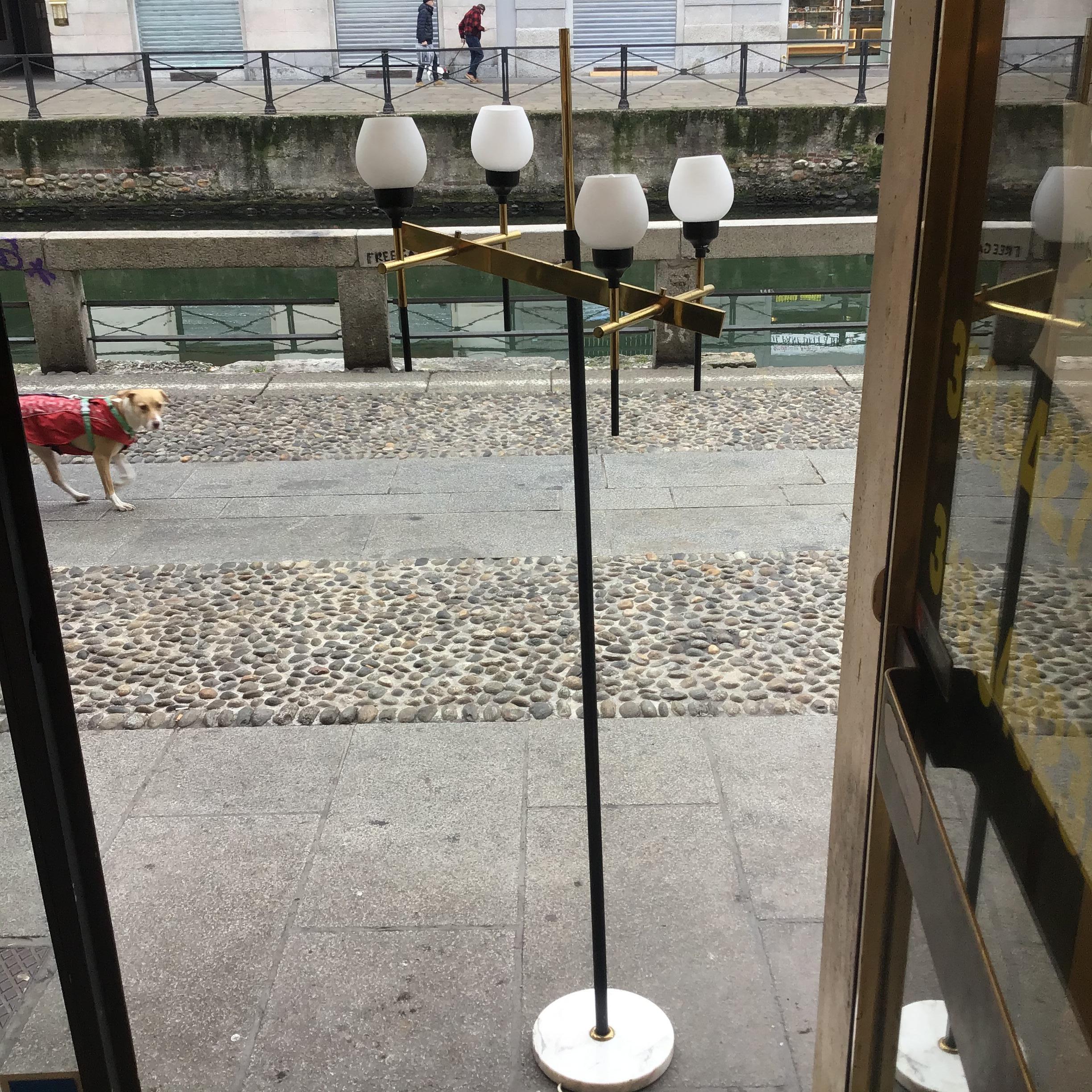 Stilnovo-Stehleuchte mit vier Leuchten aus Marmor, Eisenglas und Messing, Italien (Sonstiges) im Angebot