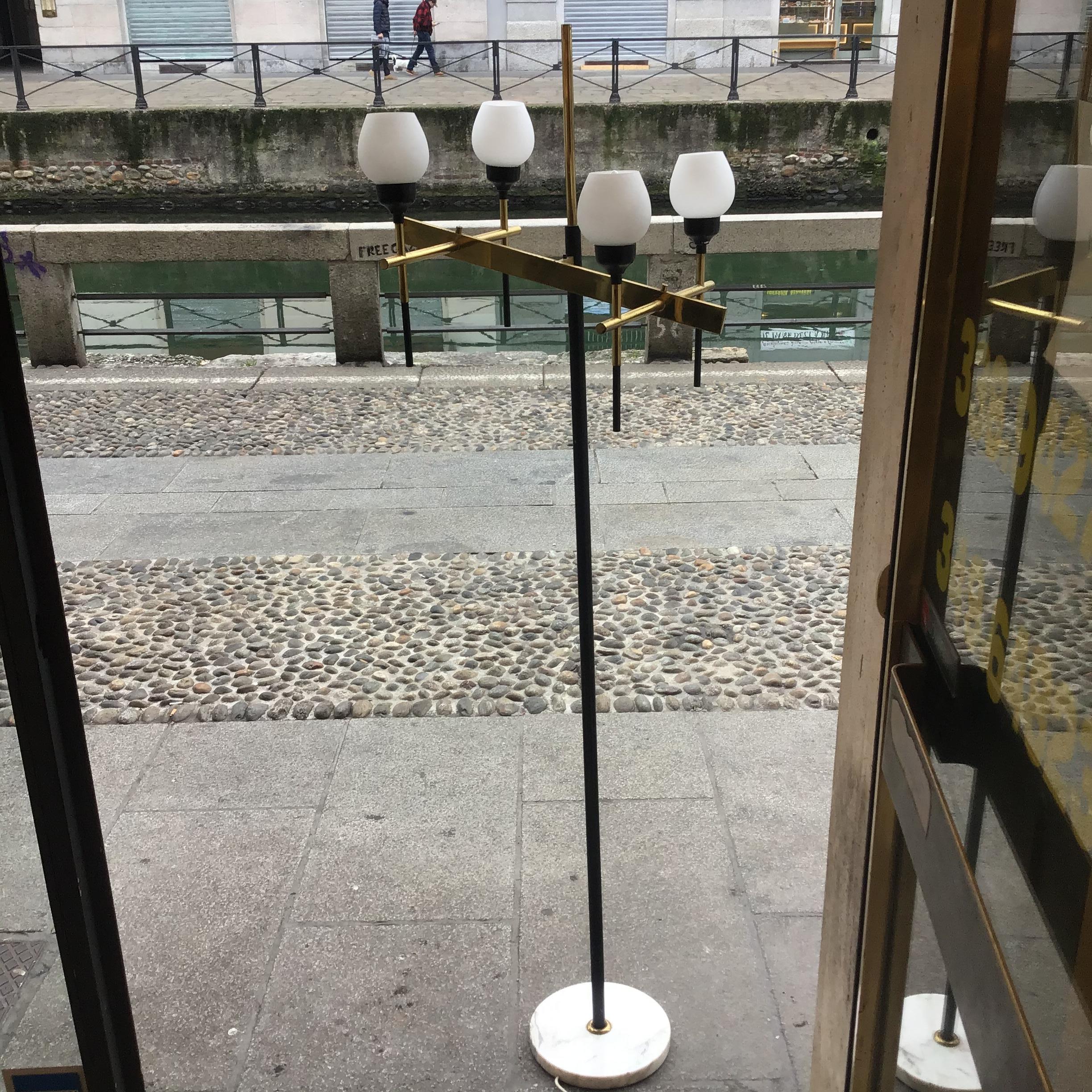 Stilnovo-Stehleuchte mit vier Leuchten aus Marmor, Eisenglas und Messing, Italien (Italienisch) im Angebot