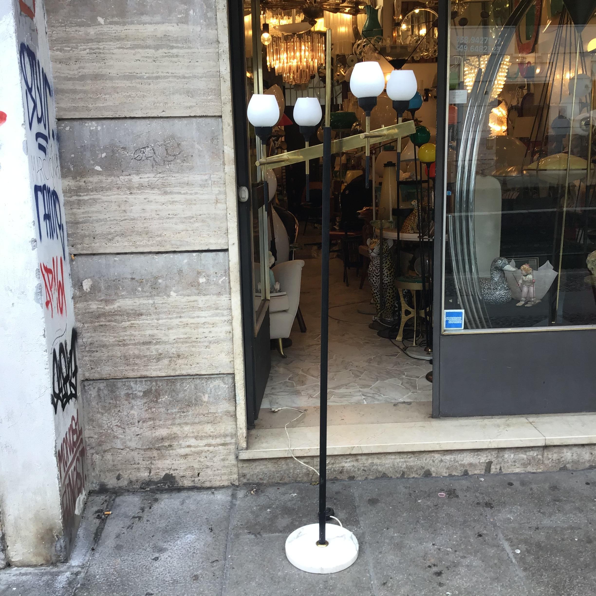 Lampadaire Stilnovo à quatre lumières marbre fer verre laiton, Italie Excellent état - En vente à Milano, IT