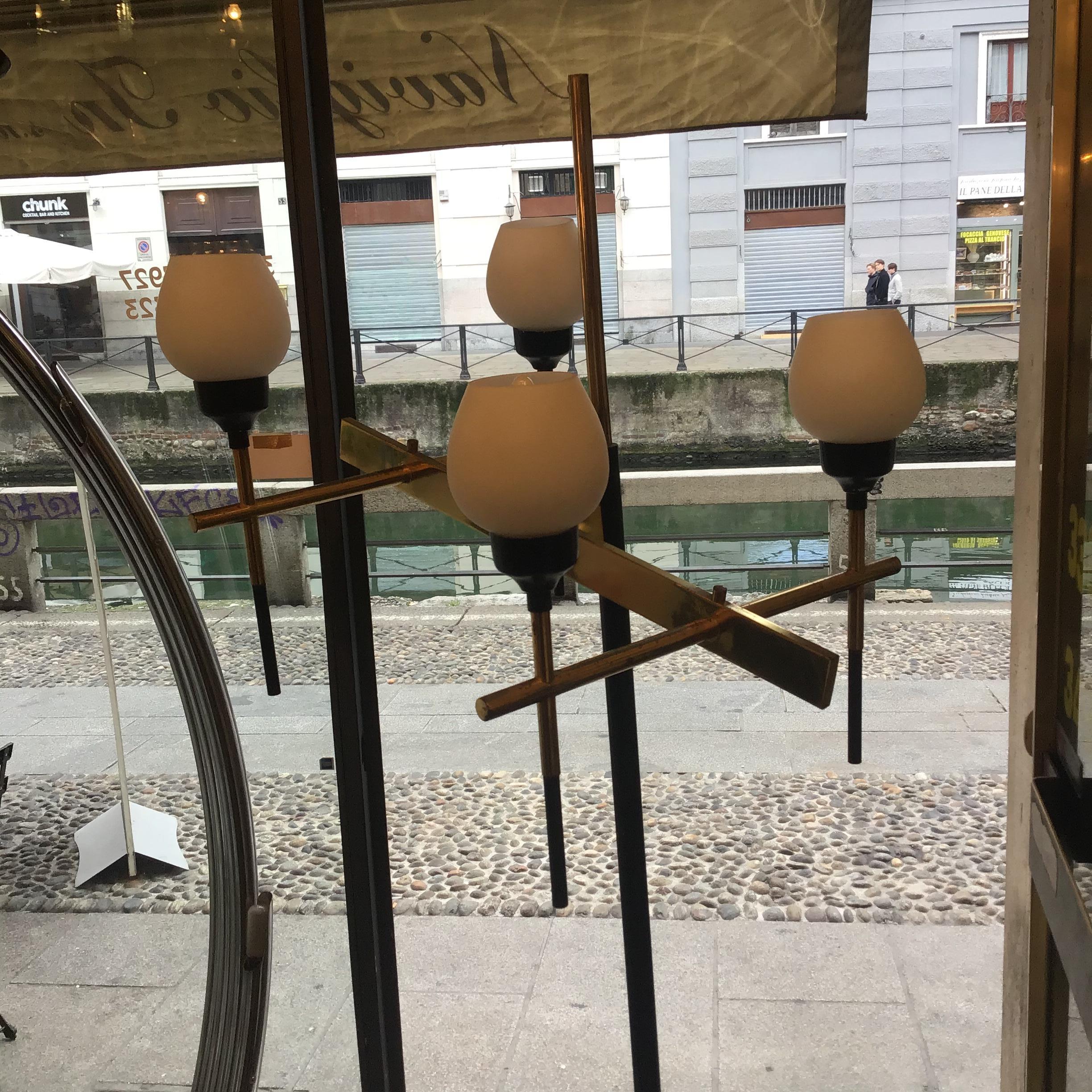 Stilnovo-Stehleuchte mit vier Leuchten aus Marmor, Eisenglas und Messing, Italien im Angebot 2
