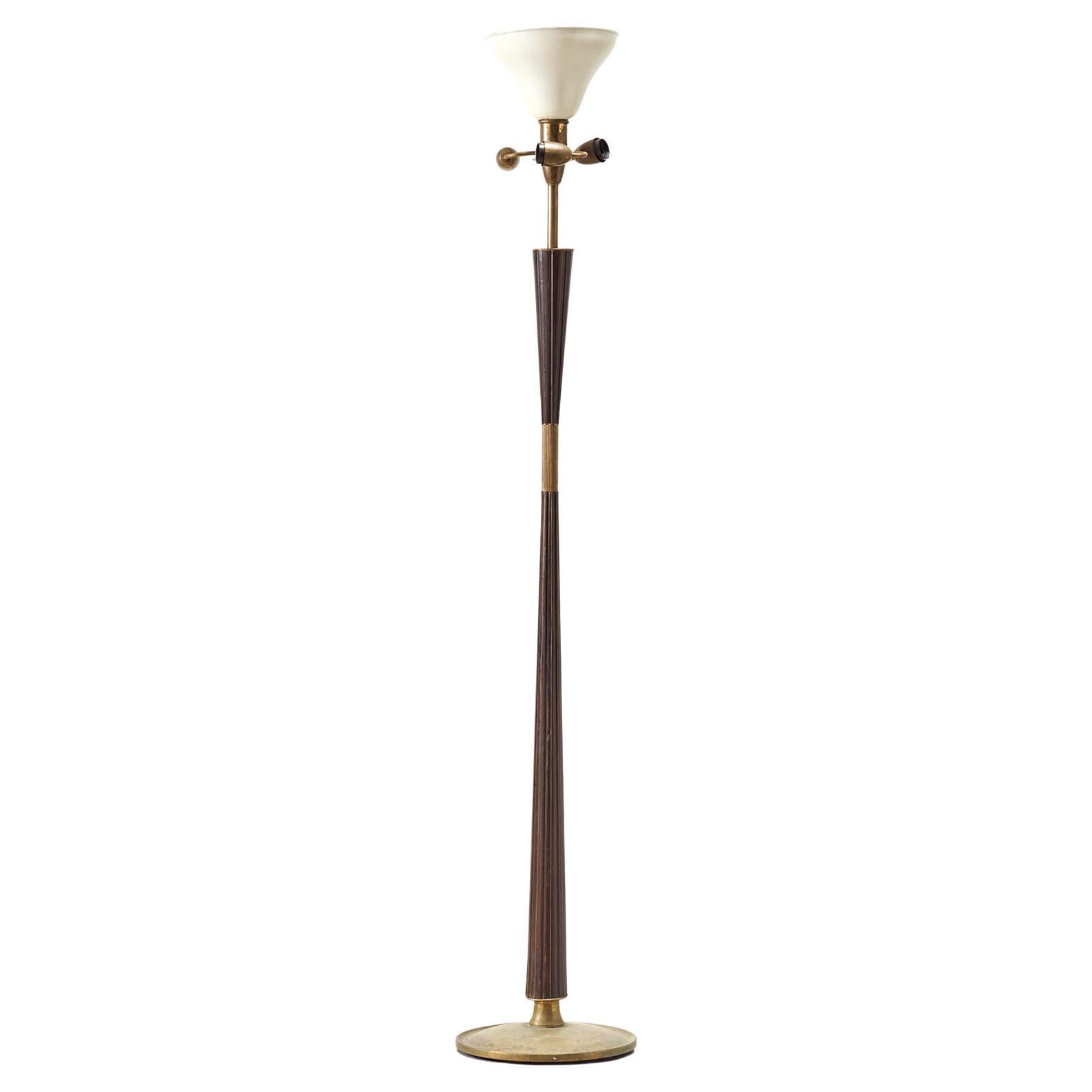 Mid-century Italian floor lamp in brass, by Stilnovo, circa 1950s. 

Brass, reeded mahogany stained beech wood.

Dimensions: H180 x D32 cm.