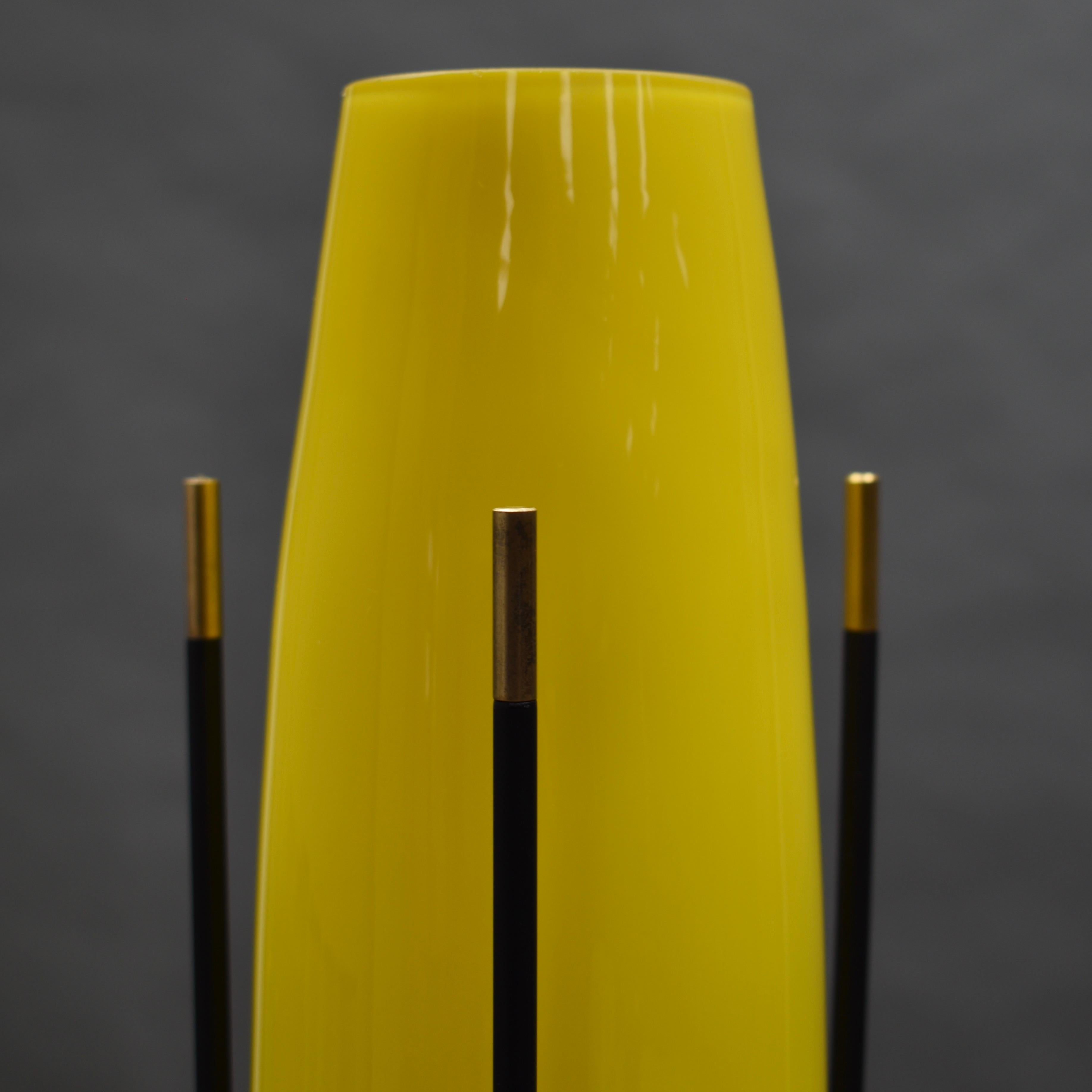 Alessandro Pianon for Vistosi Floor Lamp in Yellow Glass and Brass In Excellent Condition In Pijnacker, Zuid-Holland