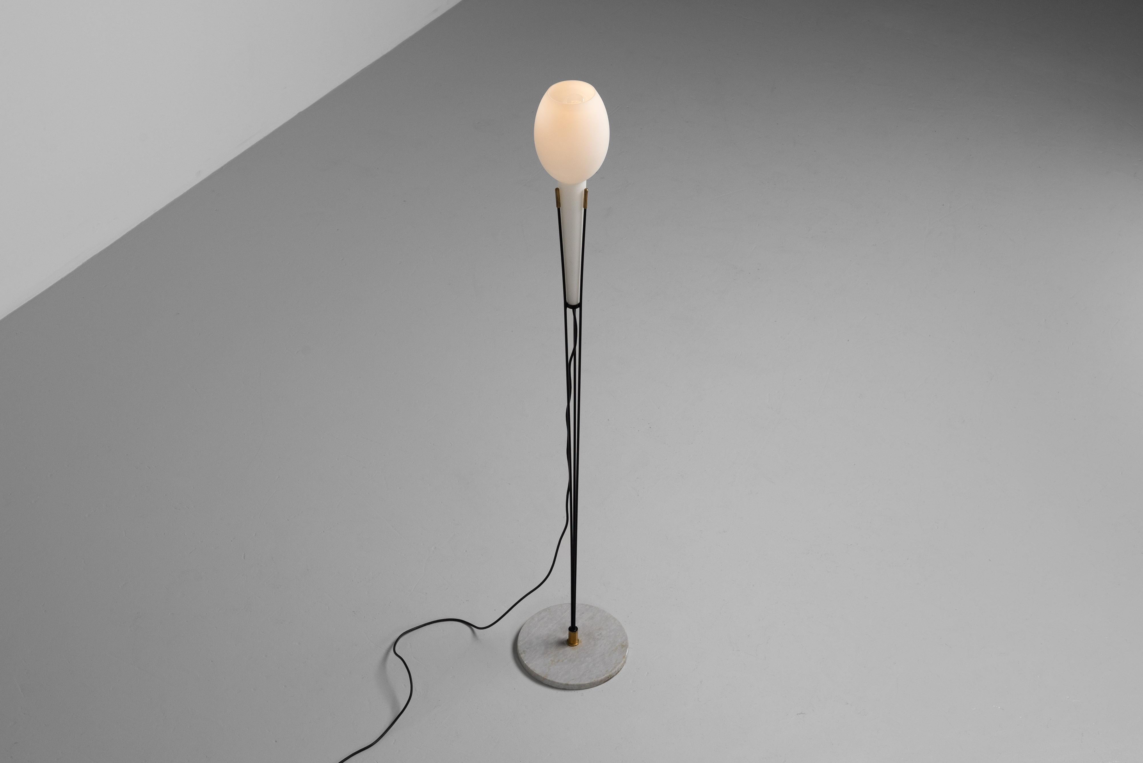Stilnovo floor lamp in marble brass and glass Italy 1960 For Sale 3