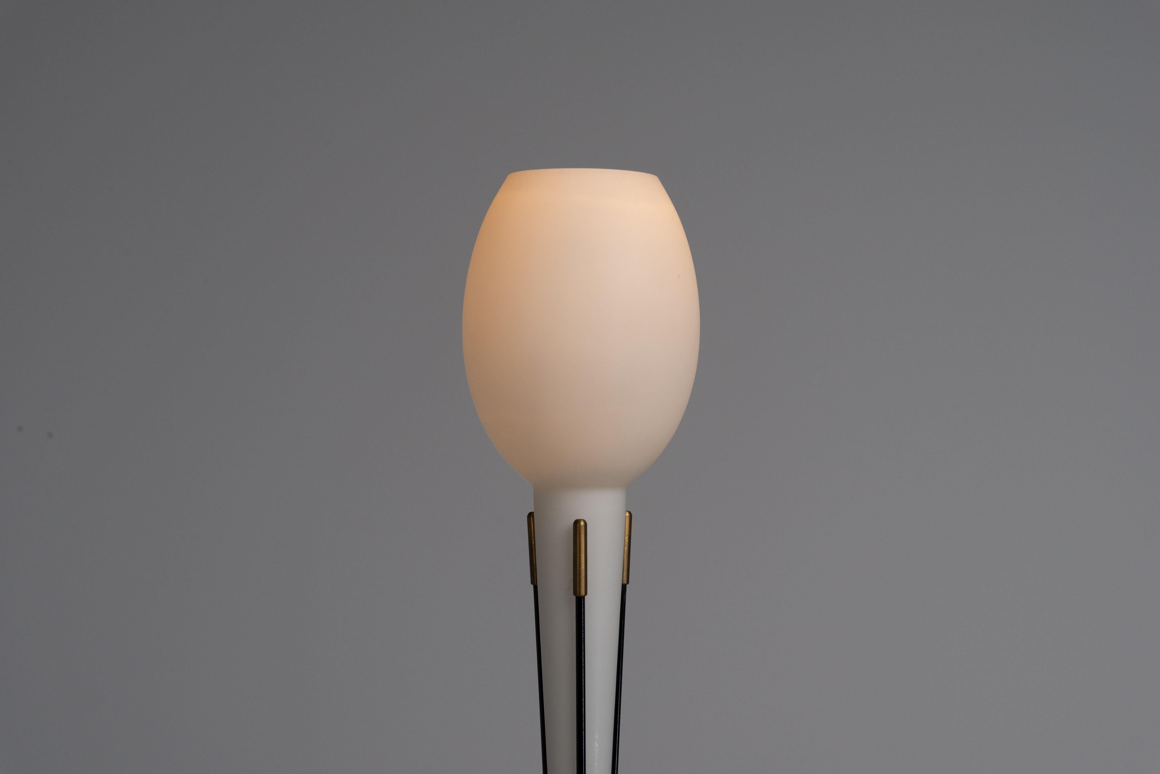 Very nice minimalistic floor lamp designed and made by Stilnovo, Italy 1960. The lamp has a very nice minimalistic shape but has its quality signature all over. The lamp stands on a strong base made of white Carrara marble. Its body is a black metal