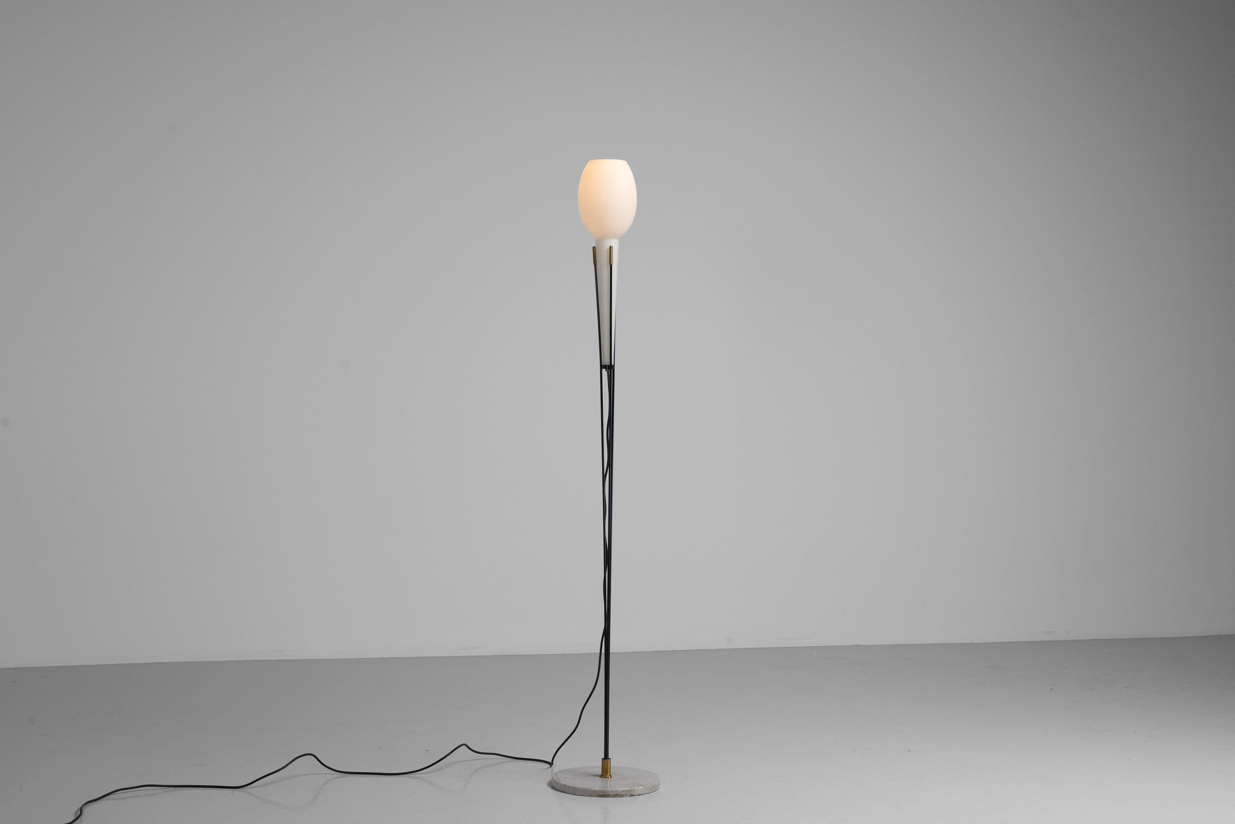 Stilnovo floor lamp in marble brass and glass Italy 1960 In Good Condition For Sale In Roosendaal, Noord Brabant