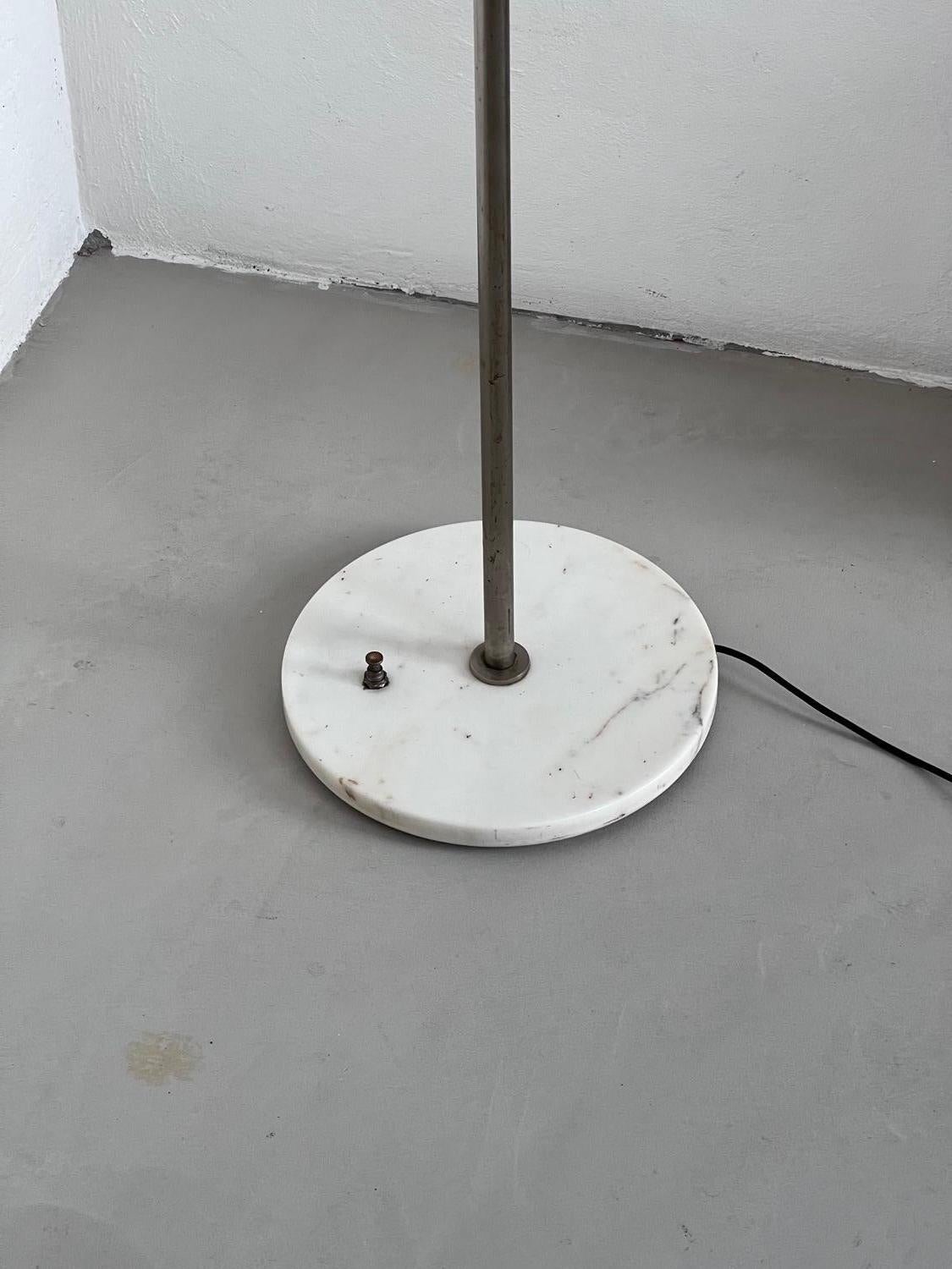 Mid-Century moderno Lampada da terra Stilnovo in metallo, marmo e vetro opalino, anni '50 Raro Decorativo in vendita