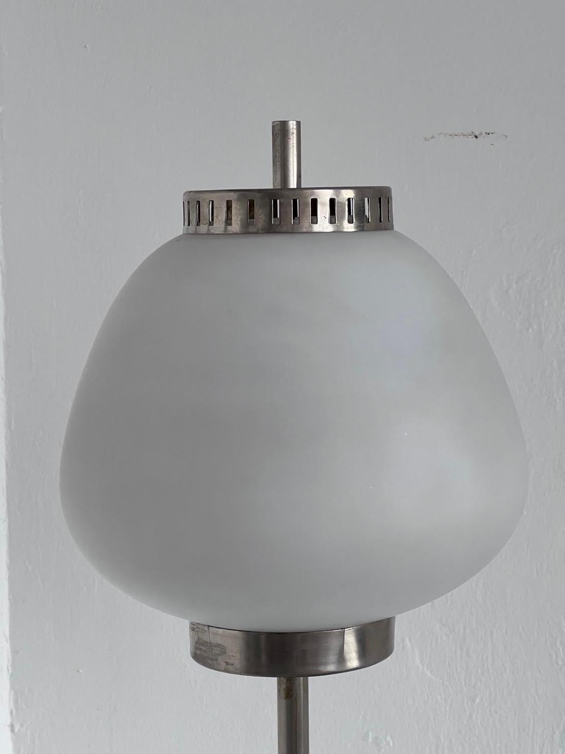 Italiano Lampada da terra Stilnovo in metallo, marmo e vetro opalino, anni '50 Raro Decorativo in vendita