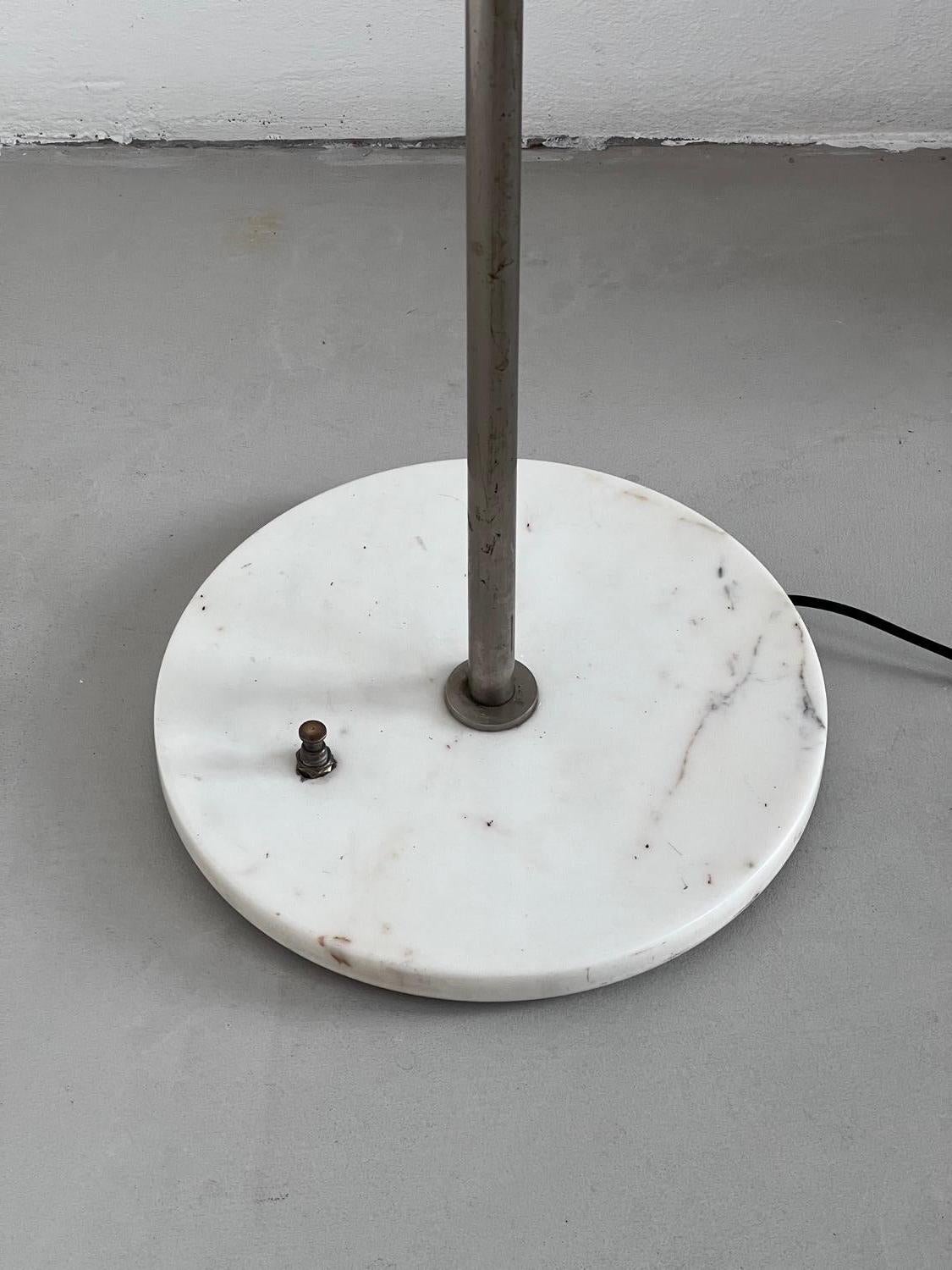 Lampada da terra Stilnovo in metallo, marmo e vetro opalino, anni '50 Raro Decorativo In condizioni buone in vendita a Milano, IT