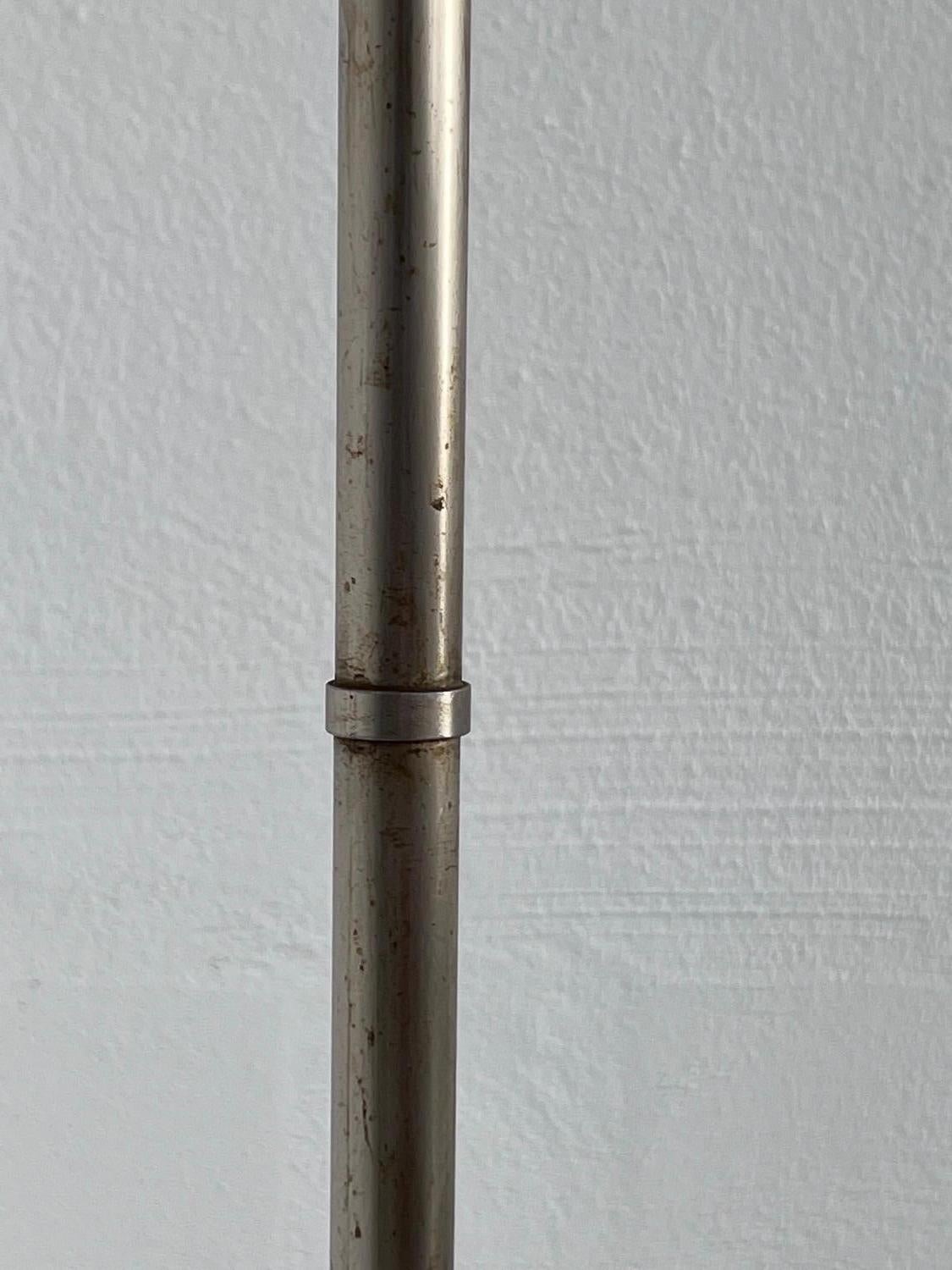 Acciaio Lampada da terra Stilnovo in metallo, marmo e vetro opalino, anni '50 Raro Decorativo in vendita