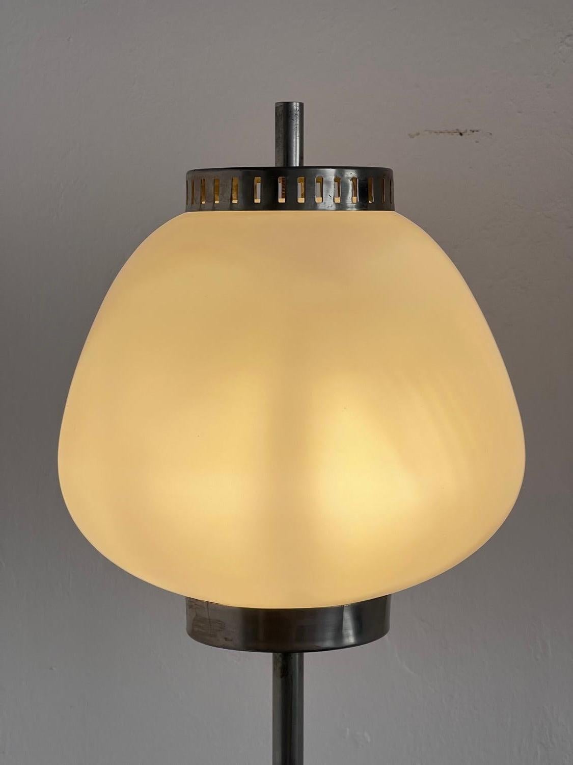 Lampada da terra Stilnovo in metallo, marmo e vetro opalino, anni '50 Raro Decorativo in vendita 1