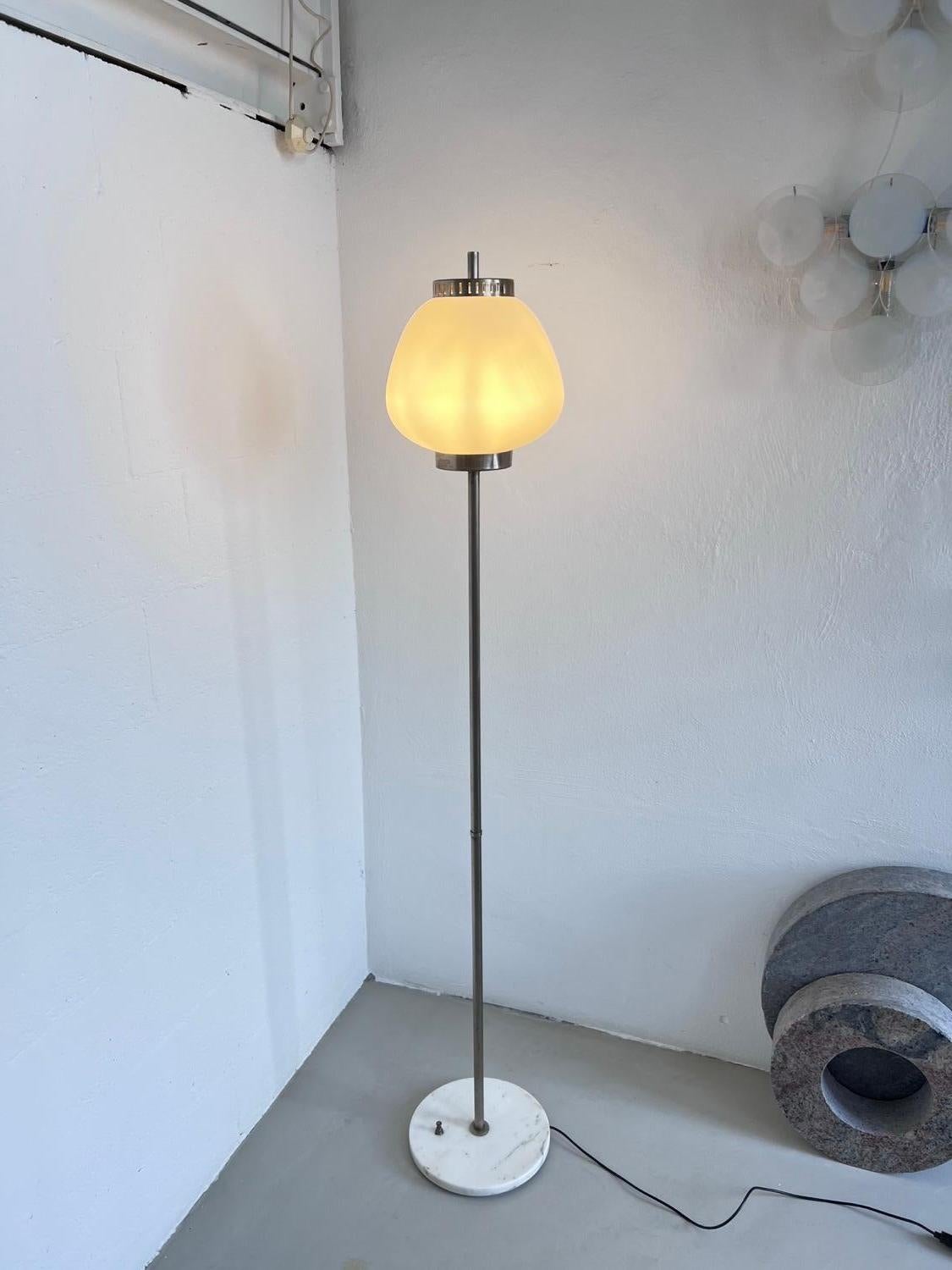 Lampada da terra Stilnovo in metallo, marmo e vetro opalino, anni '50 Raro Decorativo in vendita 2